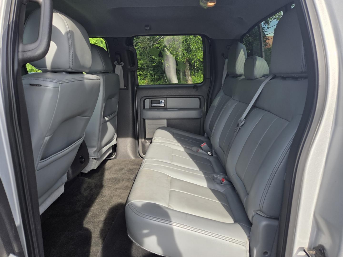 2014 Silver /Gray Ford F-150 XLT SuperCrew 5.5-ft. Bed 4WD (1FTFW1EF0EK) with an 5.0L V8 engine, 6-Speed Automatic transmission, located at 1221 Madison St., Shelbyville, TN, 37160, (931) 680-9439, 0.000000, 0.000000 - Photo#5