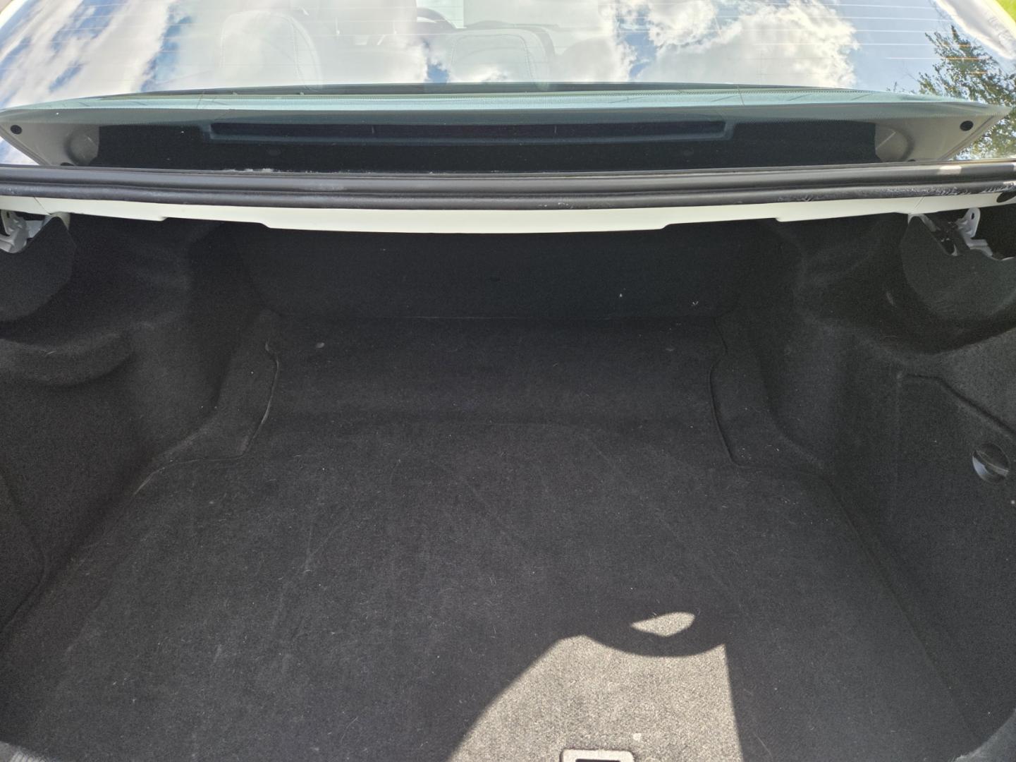 2008 WHITE /Gray Mercedes-Benz C-Class C350 Sport Sedan (WDDGF56X78F) with an 3.5L V6 DOHC 24V engine, 7-Speed Automatic Overdrive transmission, located at 1221 Madison St., Shelbyville, TN, 37160, (931) 680-9439, 0.000000, 0.000000 - Photo#3