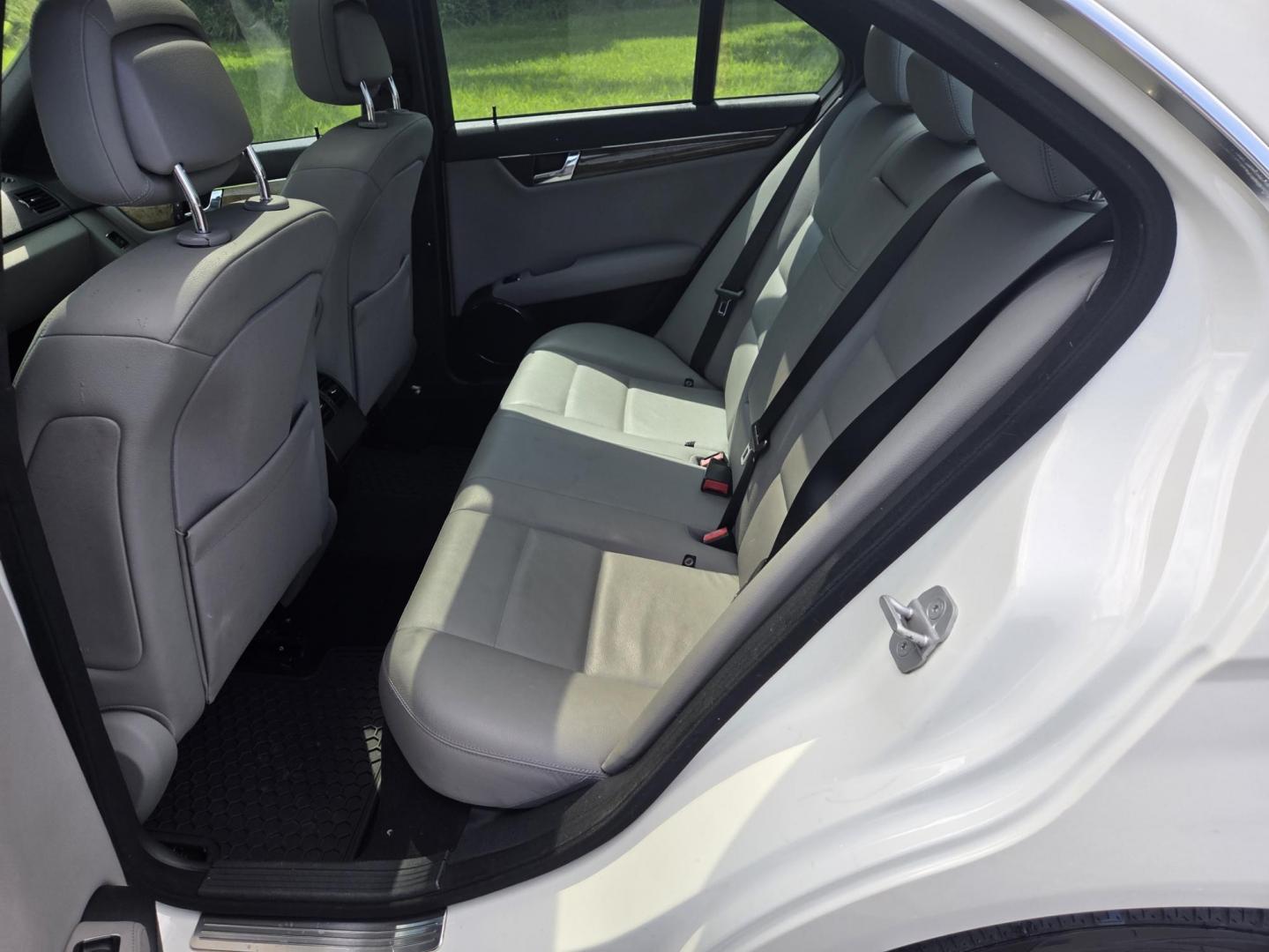 2008 WHITE /Gray Mercedes-Benz C-Class C350 Sport Sedan (WDDGF56X78F) with an 3.5L V6 DOHC 24V engine, 7-Speed Automatic Overdrive transmission, located at 1221 Madison St., Shelbyville, TN, 37160, (931) 680-9439, 0.000000, 0.000000 - Photo#4