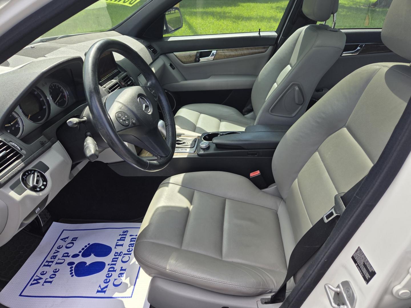 2008 WHITE /Gray Mercedes-Benz C-Class C350 Sport Sedan (WDDGF56X78F) with an 3.5L V6 DOHC 24V engine, 7-Speed Automatic Overdrive transmission, located at 1221 Madison St., Shelbyville, TN, 37160, (931) 680-9439, 0.000000, 0.000000 - Photo#5