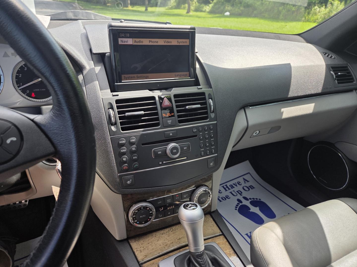 2008 WHITE /Gray Mercedes-Benz C-Class C350 Sport Sedan (WDDGF56X78F) with an 3.5L V6 DOHC 24V engine, 7-Speed Automatic Overdrive transmission, located at 1221 Madison St., Shelbyville, TN, 37160, (931) 680-9439, 0.000000, 0.000000 - Photo#7