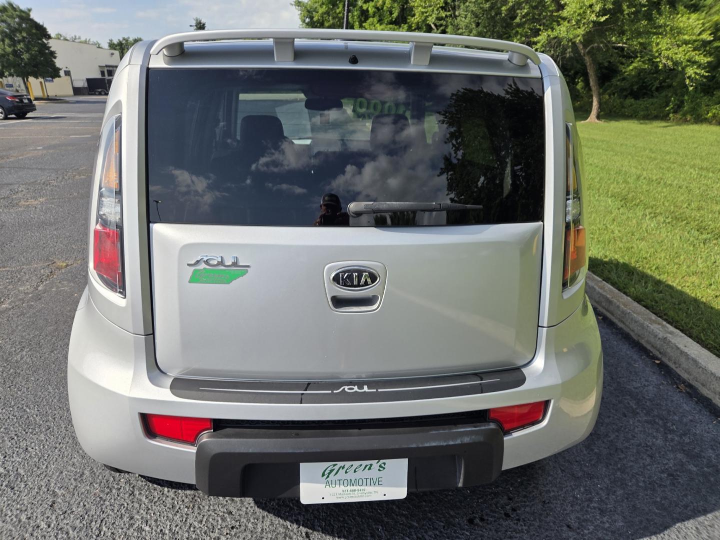 2010 Silver /Black Kia Soul + (KNDJT2A2XA7) with an 2.0L L4 DOHC 16V engine, located at 1221 Madison St., Shelbyville, TN, 37160, (931) 680-9439, 0.000000, 0.000000- Photo#2