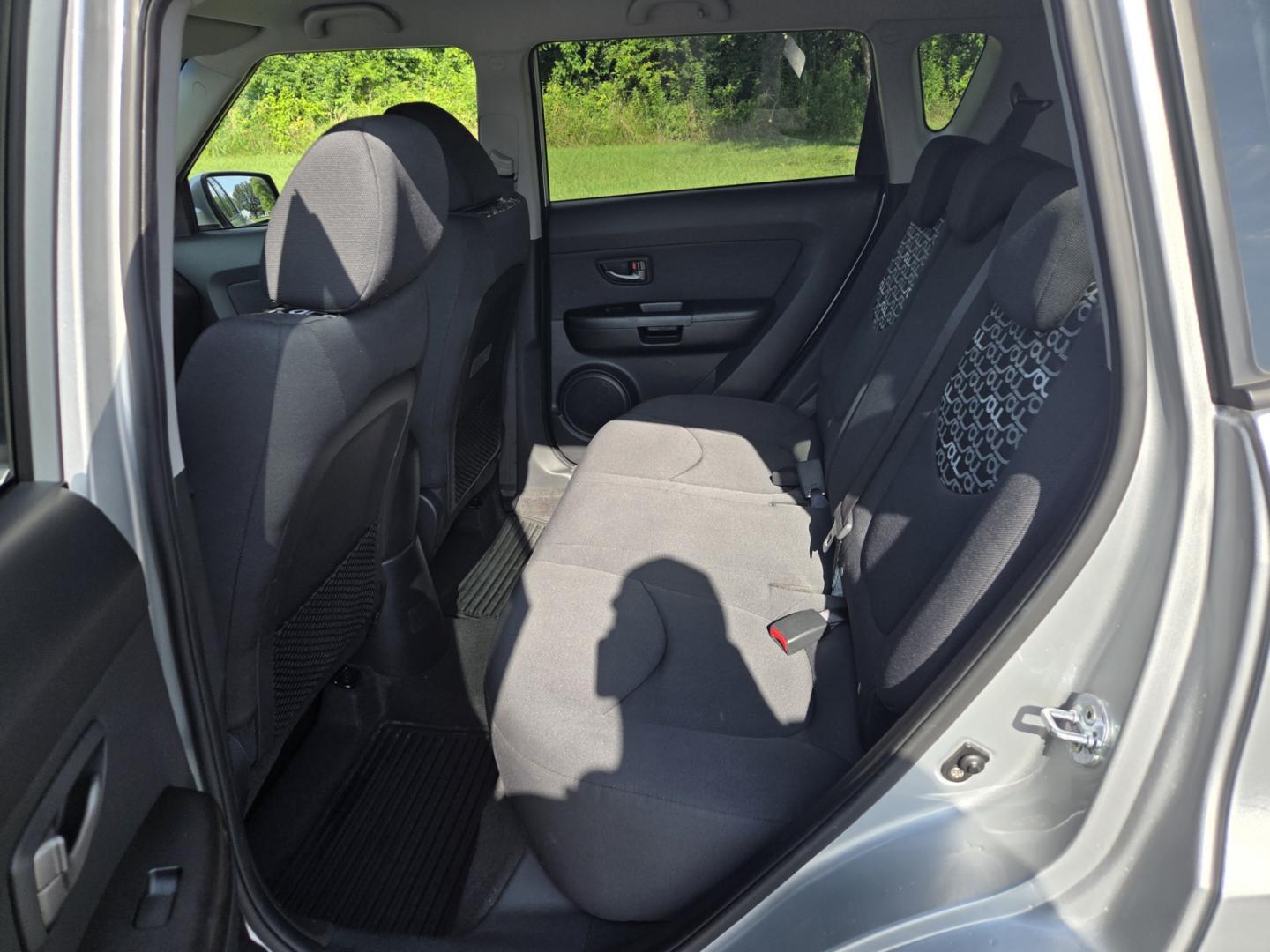 2010 Silver /Black Kia Soul + (KNDJT2A2XA7) with an 2.0L L4 DOHC 16V engine, located at 1221 Madison St., Shelbyville, TN, 37160, (931) 680-9439, 0.000000, 0.000000- Photo#4