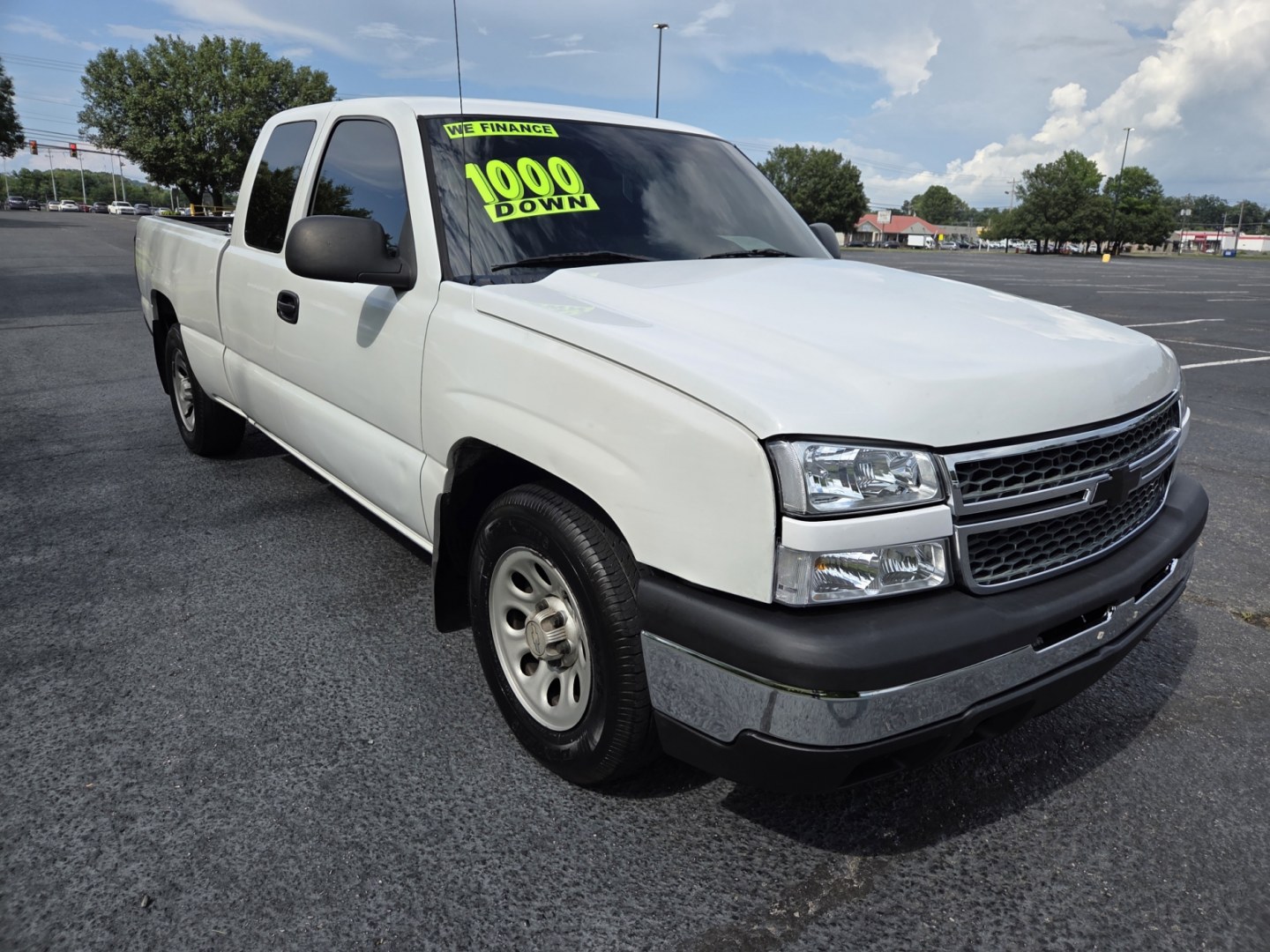 2007 WHITE /Gray Chevrolet Silverado Classic 1500 LS Ext. Cab 2WD (1GCEC19X37Z) with an 4.3L V6 OHV 12V engine, 4A OD transmission, located at 1221 Madison St., Shelbyville, TN, 37160, (931) 680-9439, 0.000000, 0.000000- Photo#1
