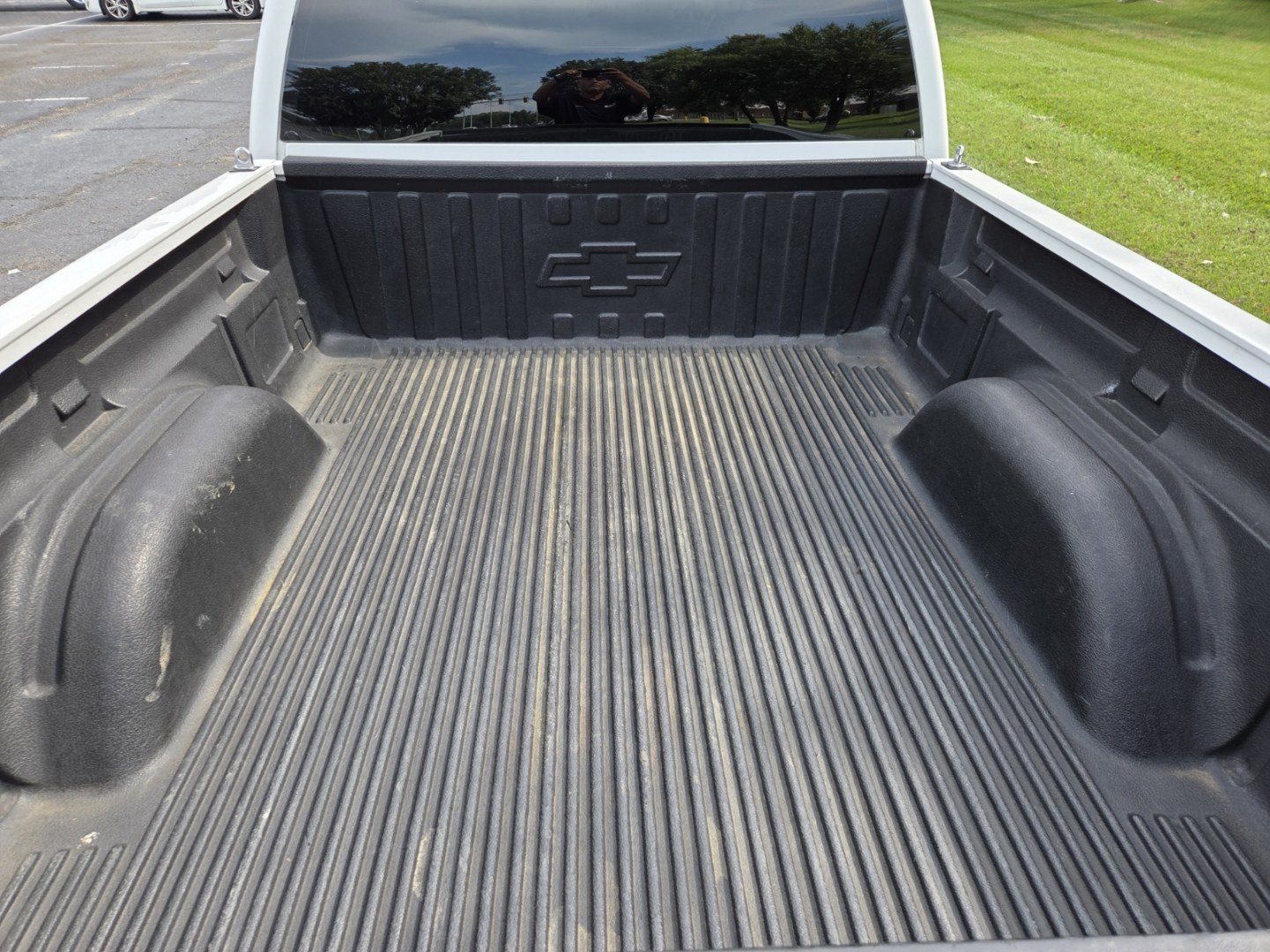 2007 WHITE /Gray Chevrolet Silverado Classic 1500 LS Ext. Cab 2WD (1GCEC19X37Z) with an 4.3L V6 OHV 12V engine, 4A OD transmission, located at 1221 Madison St., Shelbyville, TN, 37160, (931) 680-9439, 0.000000, 0.000000- Photo#3