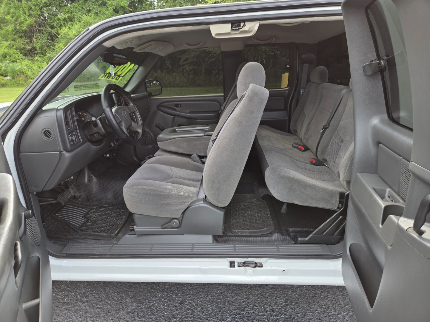 2007 WHITE /Gray Chevrolet Silverado Classic 1500 LS Ext. Cab 2WD (1GCEC19X37Z) with an 4.3L V6 OHV 12V engine, 4A OD transmission, located at 1221 Madison St., Shelbyville, TN, 37160, (931) 680-9439, 0.000000, 0.000000- Photo#4