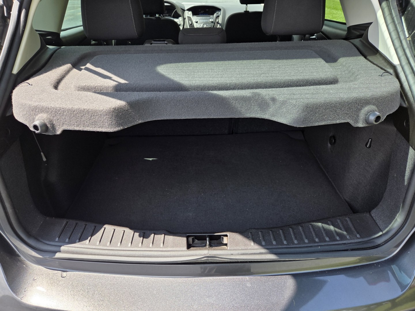 2016 Gray /Gray Ford Focus SE Hatch (1FADP3KE6GL) with an 1.0L L3 engine, located at 1221 Madison St., Shelbyville, TN, 37160, (931) 680-9439, 0.000000, 0.000000- Photo#3
