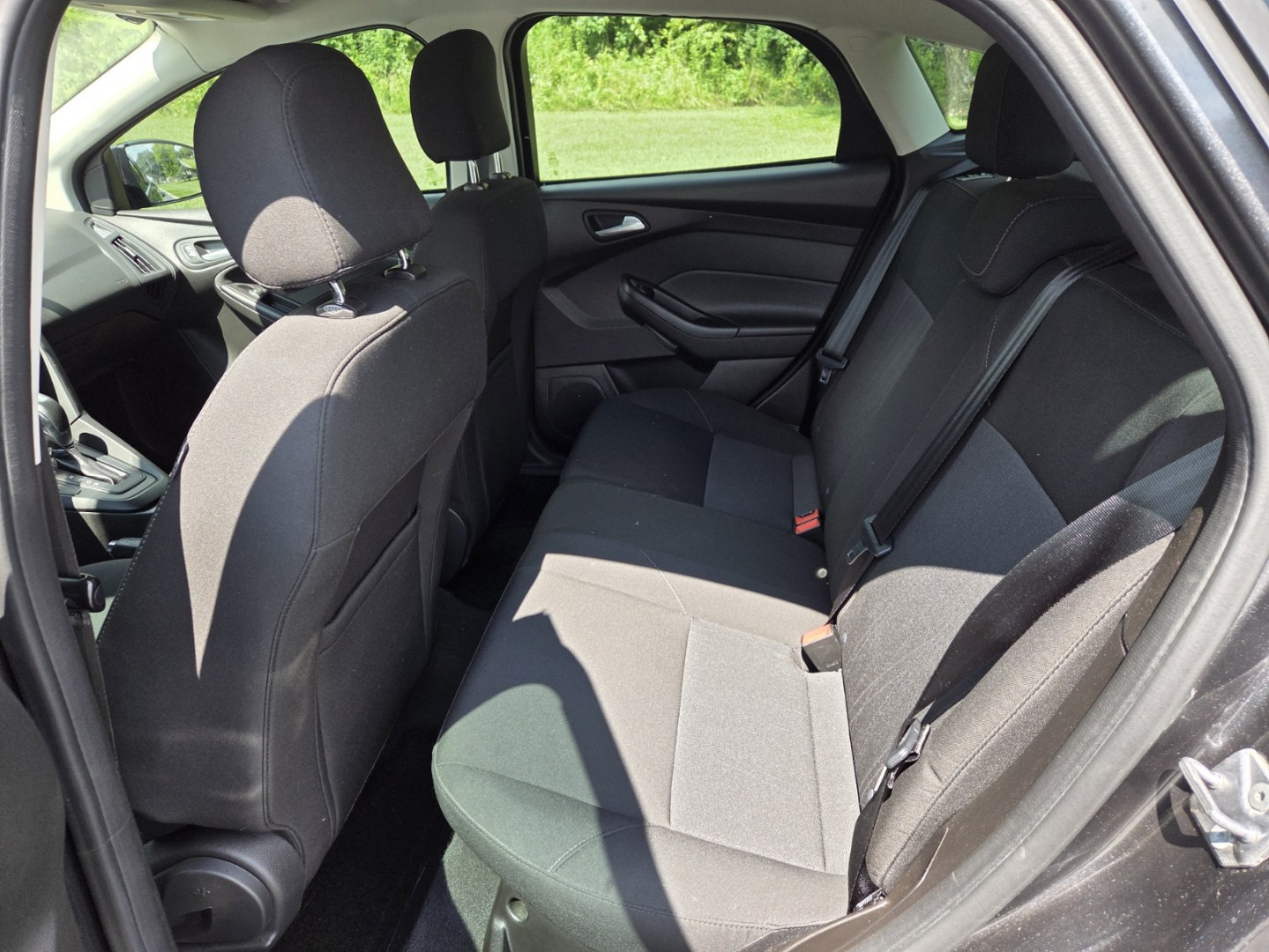 2016 Gray /Gray Ford Focus SE Hatch (1FADP3KE6GL) with an 1.0L L3 engine, located at 1221 Madison St., Shelbyville, TN, 37160, (931) 680-9439, 0.000000, 0.000000- Photo#4
