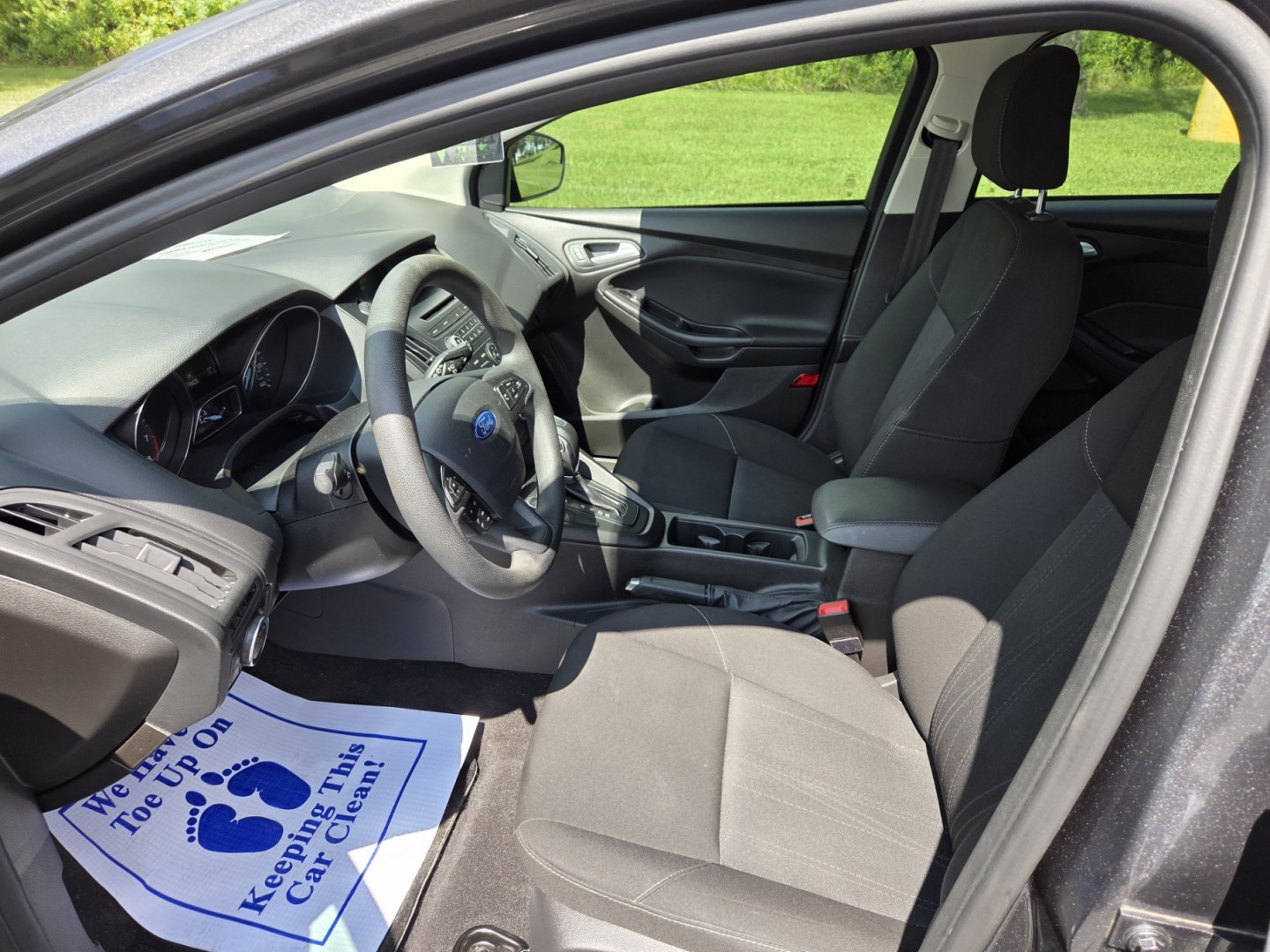 2016 Gray /Gray Ford Focus SE Hatch (1FADP3KE6GL) with an 1.0L L3 engine, located at 1221 Madison St., Shelbyville, TN, 37160, (931) 680-9439, 0.000000, 0.000000- Photo#5