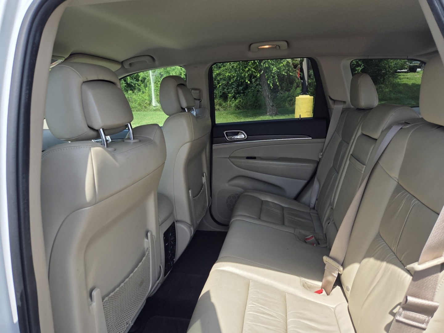 2015 WHITE /Beige Jeep Grand Cherokee Limited 4WD (1C4RJFBG3FC) with an 3.6L V6 DOHC 24V engine, 8A transmission, located at 1221 Madison St., Shelbyville, TN, 37160, (931) 680-9439, 0.000000, 0.000000- Photo#4