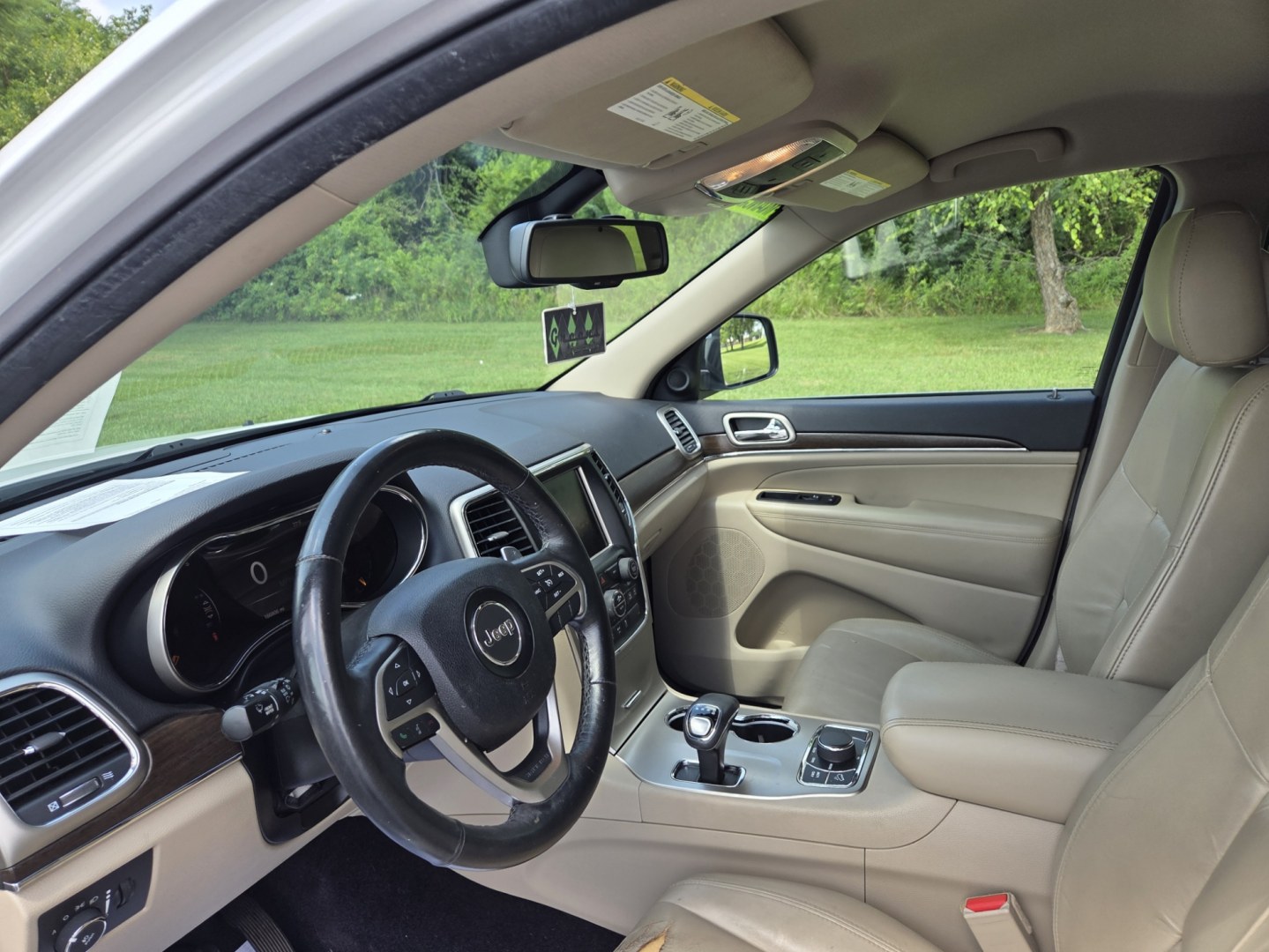 2015 WHITE /Beige Jeep Grand Cherokee Limited 4WD (1C4RJFBG3FC) with an 3.6L V6 DOHC 24V engine, 8A transmission, located at 1221 Madison St., Shelbyville, TN, 37160, (931) 680-9439, 0.000000, 0.000000- Photo#5