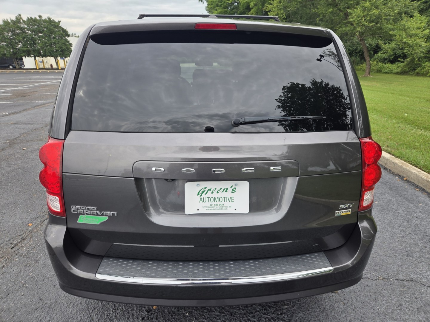 2018 Gray /Black Dodge Grand Caravan SXT (2C4RDGCG7JR) with an 3.6L V6 DOHC 24V engine, 6A transmission, located at 1221 Madison St., Shelbyville, TN, 37160, (931) 680-9439, 0.000000, 0.000000- Photo#2