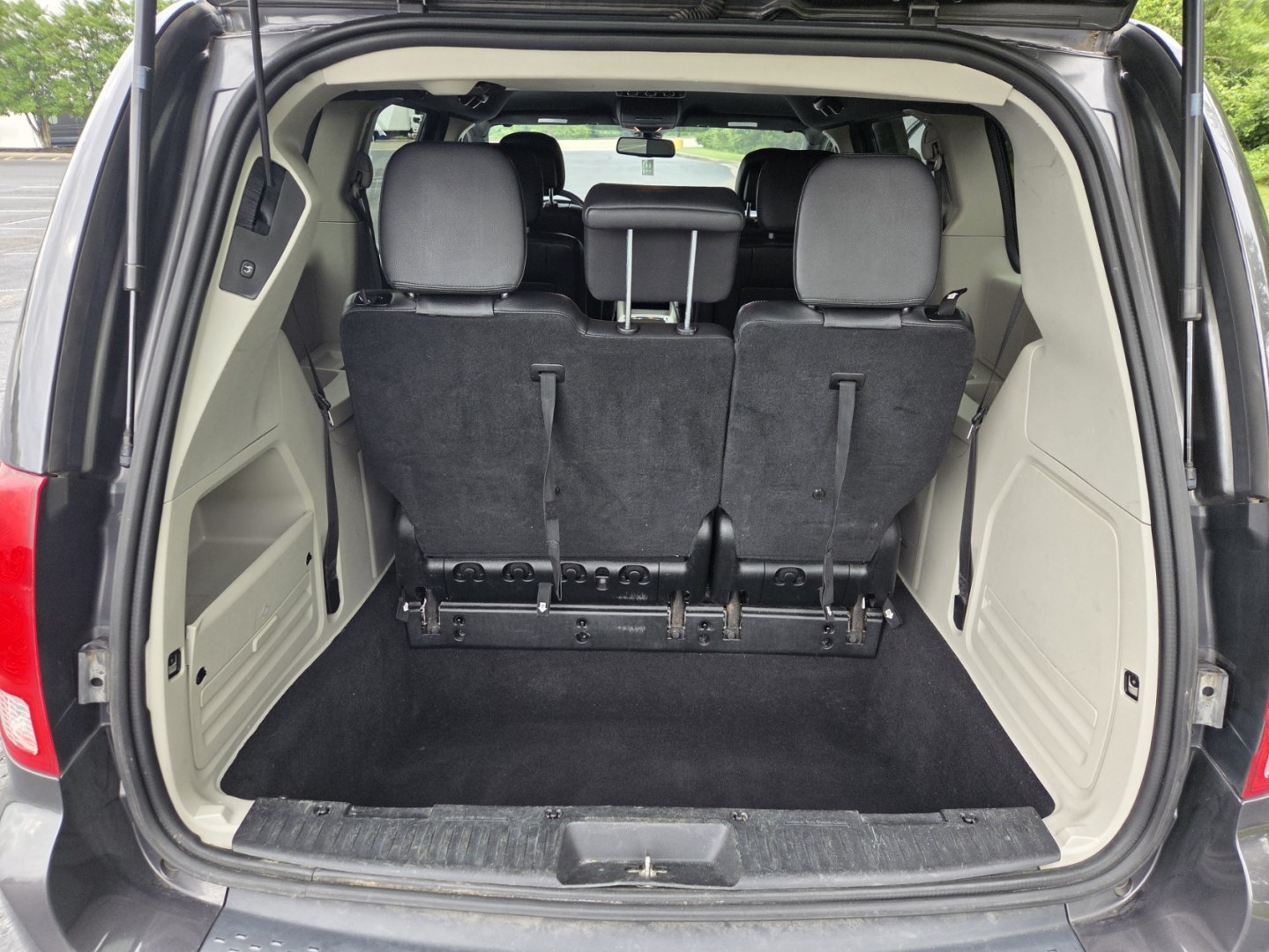 2018 Gray /Black Dodge Grand Caravan SXT (2C4RDGCG7JR) with an 3.6L V6 DOHC 24V engine, 6A transmission, located at 1221 Madison St., Shelbyville, TN, 37160, (931) 680-9439, 0.000000, 0.000000- Photo#3