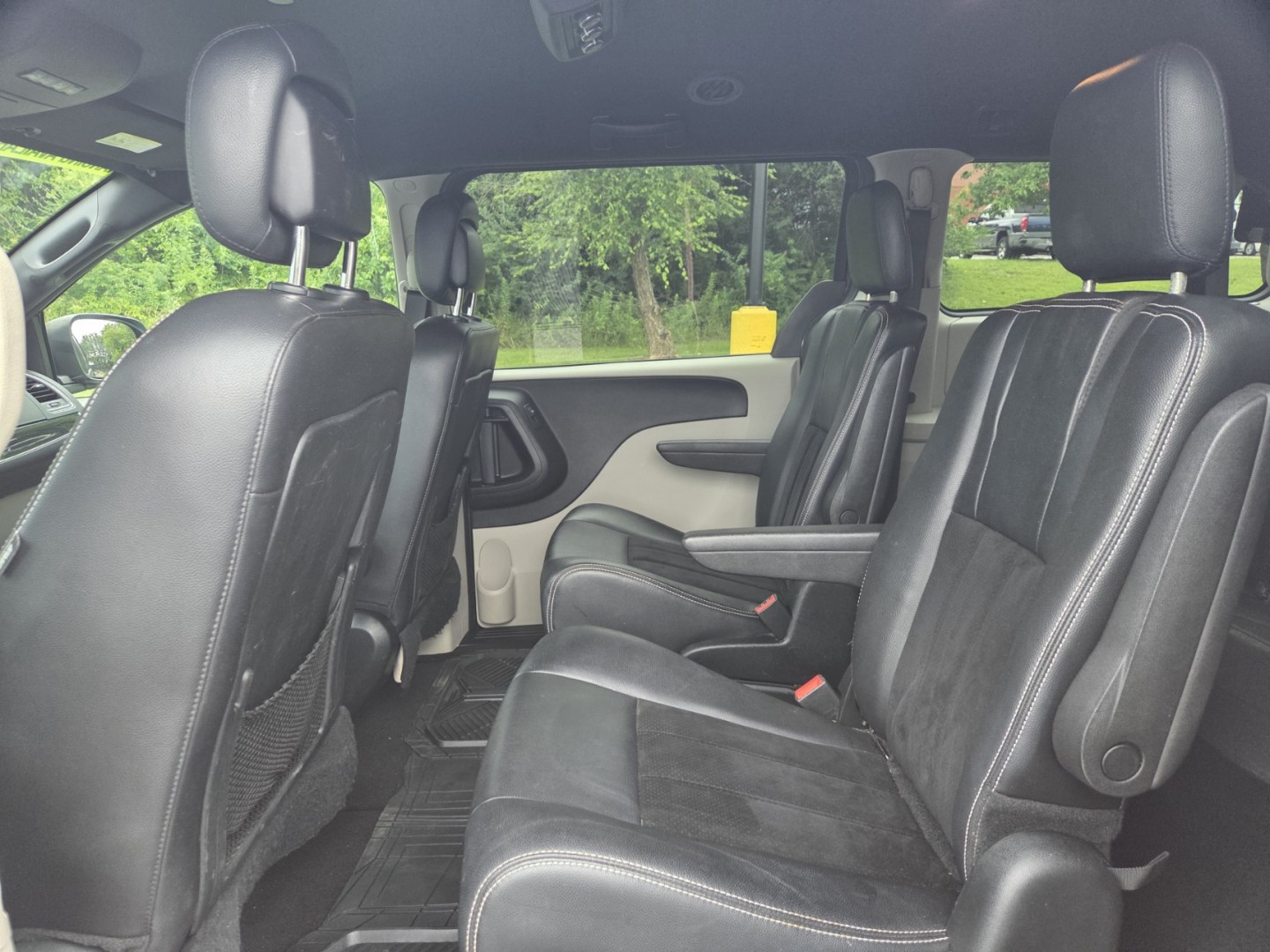 2018 Gray /Black Dodge Grand Caravan SXT (2C4RDGCG7JR) with an 3.6L V6 DOHC 24V engine, 6A transmission, located at 1221 Madison St., Shelbyville, TN, 37160, (931) 680-9439, 0.000000, 0.000000- Photo#5