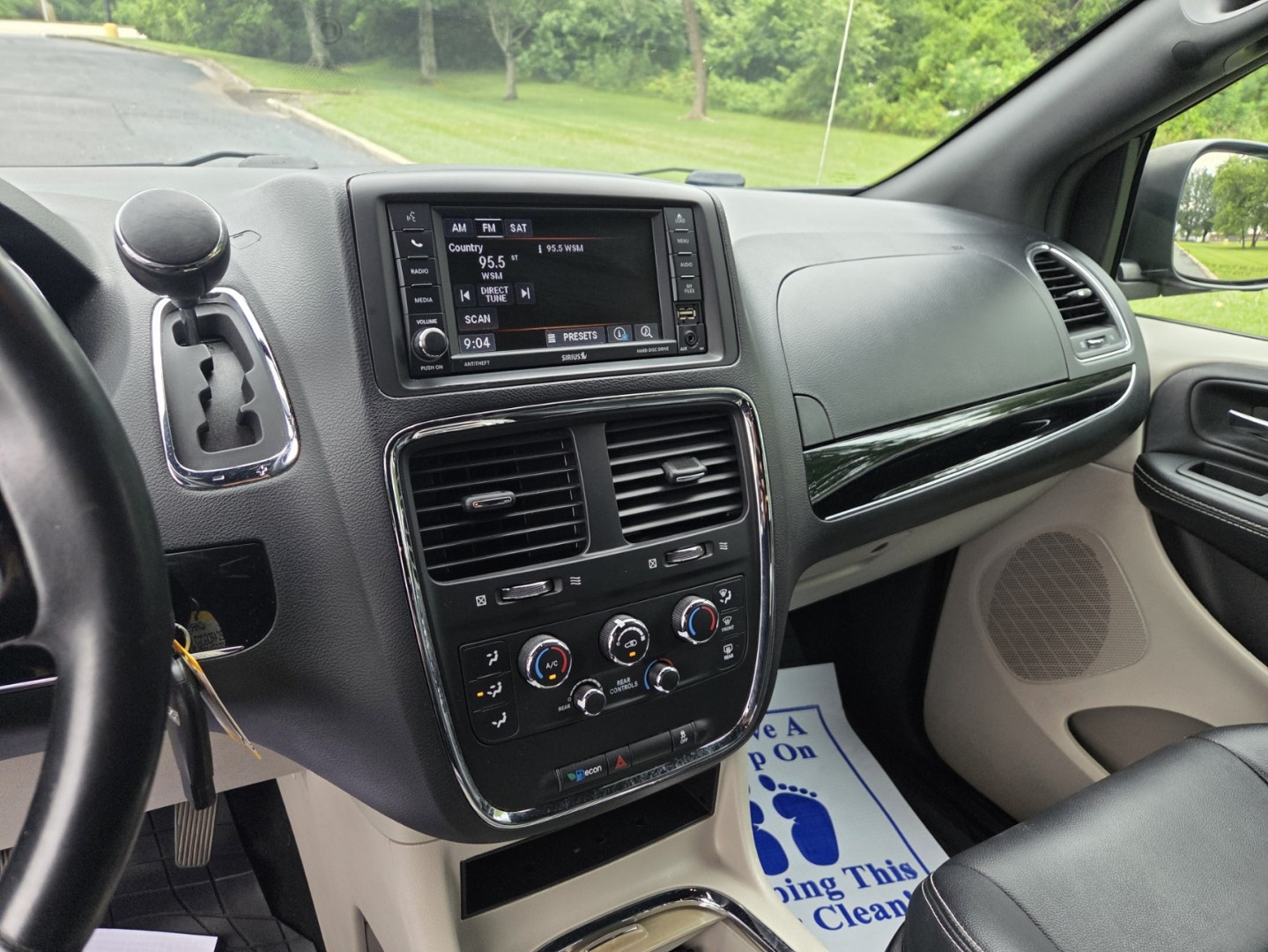 2018 Gray /Black Dodge Grand Caravan SXT (2C4RDGCG7JR) with an 3.6L V6 DOHC 24V engine, 6A transmission, located at 1221 Madison St., Shelbyville, TN, 37160, (931) 680-9439, 0.000000, 0.000000- Photo#8