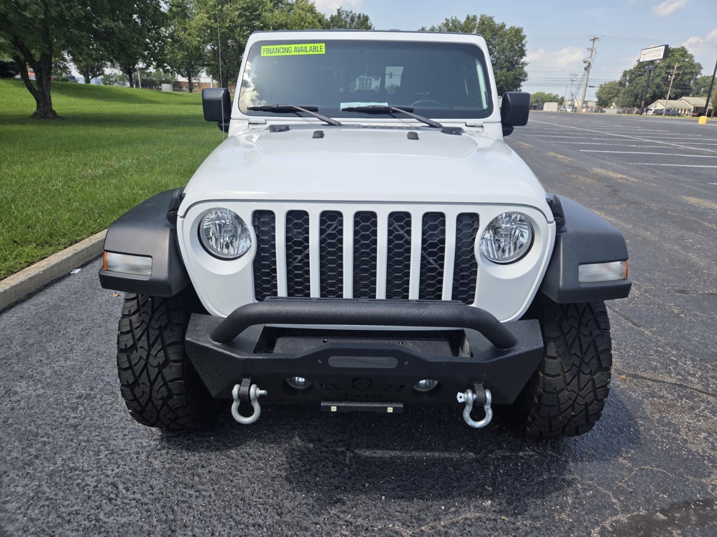 2020 WHITE /Black Jeep Gladiator Sport (1C6HJTAG0LL) with an 3.6L V6 DOHC 24V engine, 6M transmission, located at 1221 Madison St., Shelbyville, TN, 37160, (931) 680-9439, 0.000000, 0.000000- Photo#1