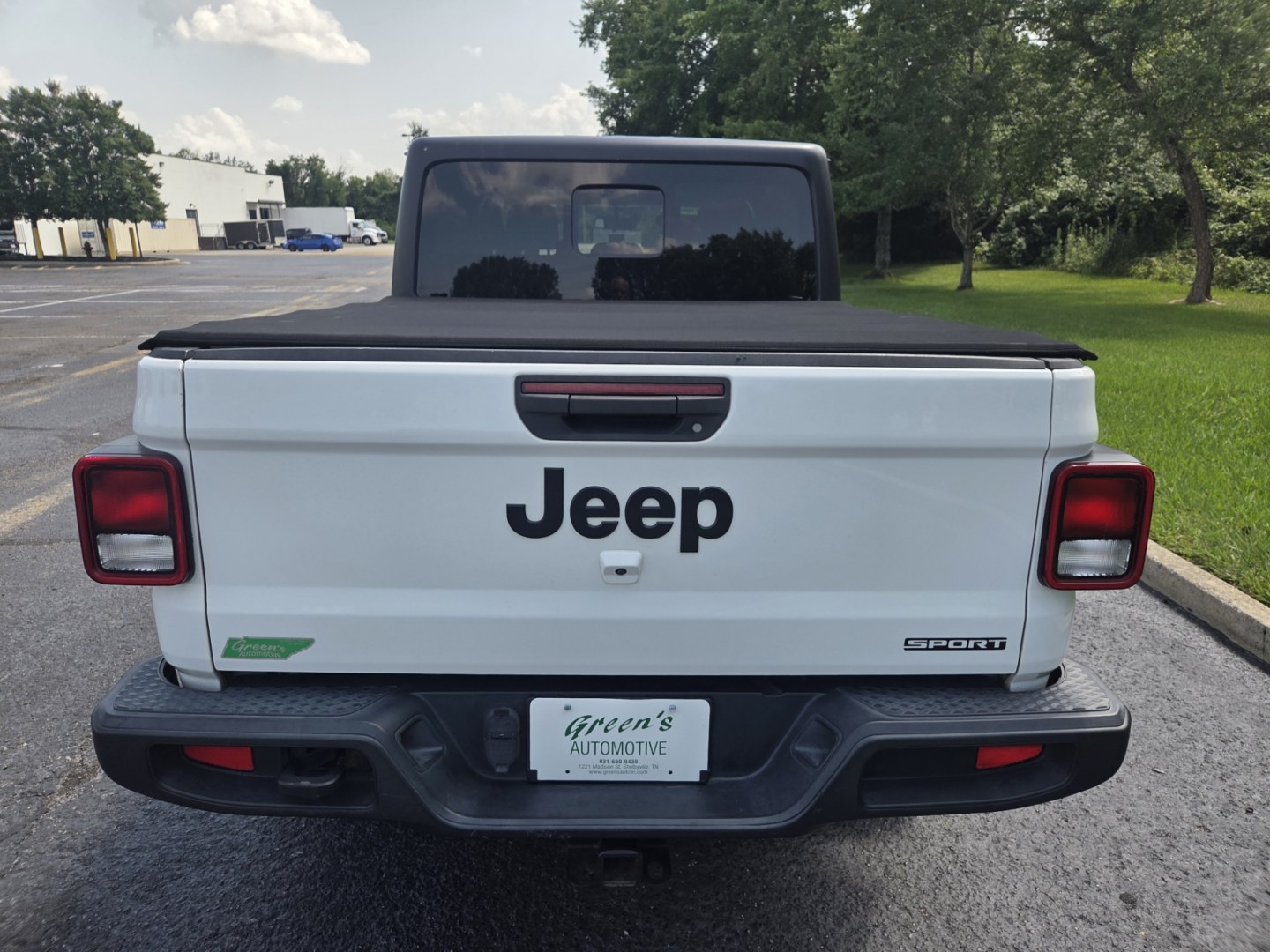 2020 WHITE /Black Jeep Gladiator Sport (1C6HJTAG0LL) with an 3.6L V6 DOHC 24V engine, 6M transmission, located at 1221 Madison St., Shelbyville, TN, 37160, (931) 680-9439, 0.000000, 0.000000- Photo#3
