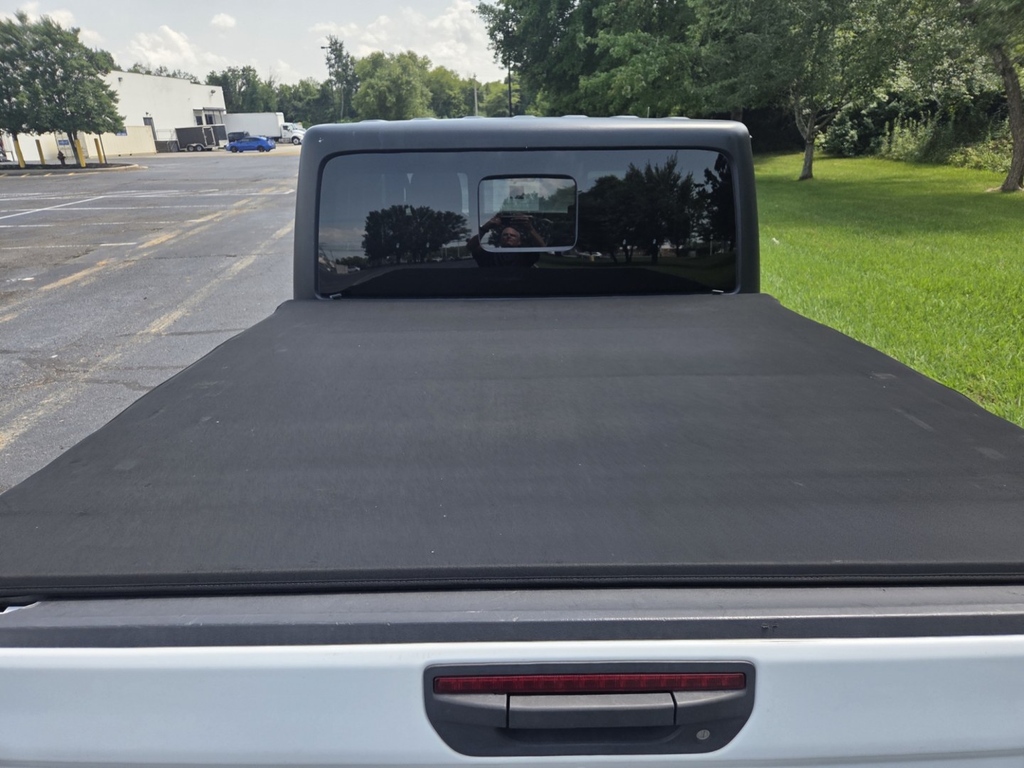 2020 WHITE /Black Jeep Gladiator Sport (1C6HJTAG0LL) with an 3.6L V6 DOHC 24V engine, 6M transmission, located at 1221 Madison St., Shelbyville, TN, 37160, (931) 680-9439, 0.000000, 0.000000- Photo#4