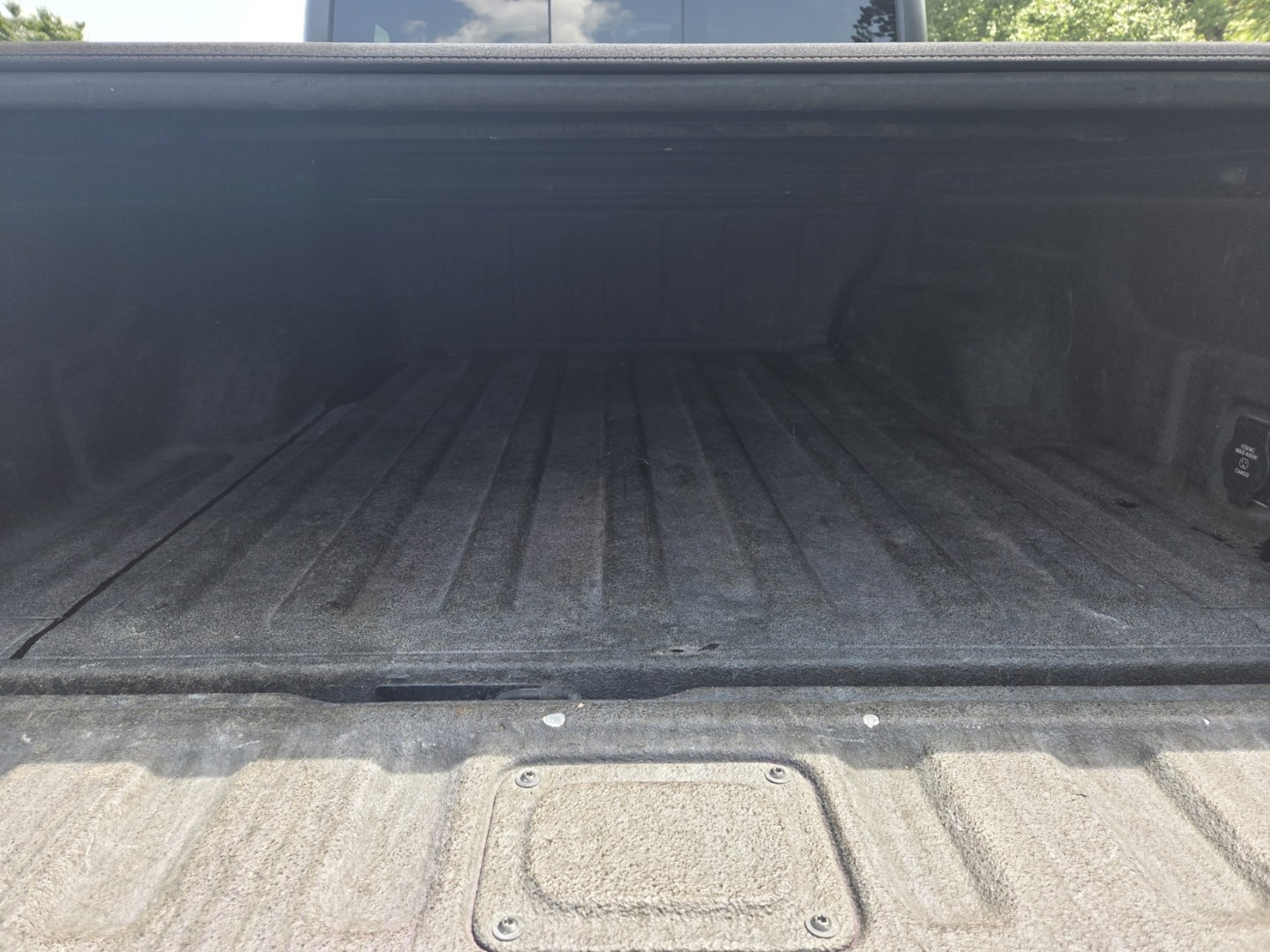 2020 WHITE /Black Jeep Gladiator Sport (1C6HJTAG0LL) with an 3.6L V6 DOHC 24V engine, 6M transmission, located at 1221 Madison St., Shelbyville, TN, 37160, (931) 680-9439, 0.000000, 0.000000- Photo#5