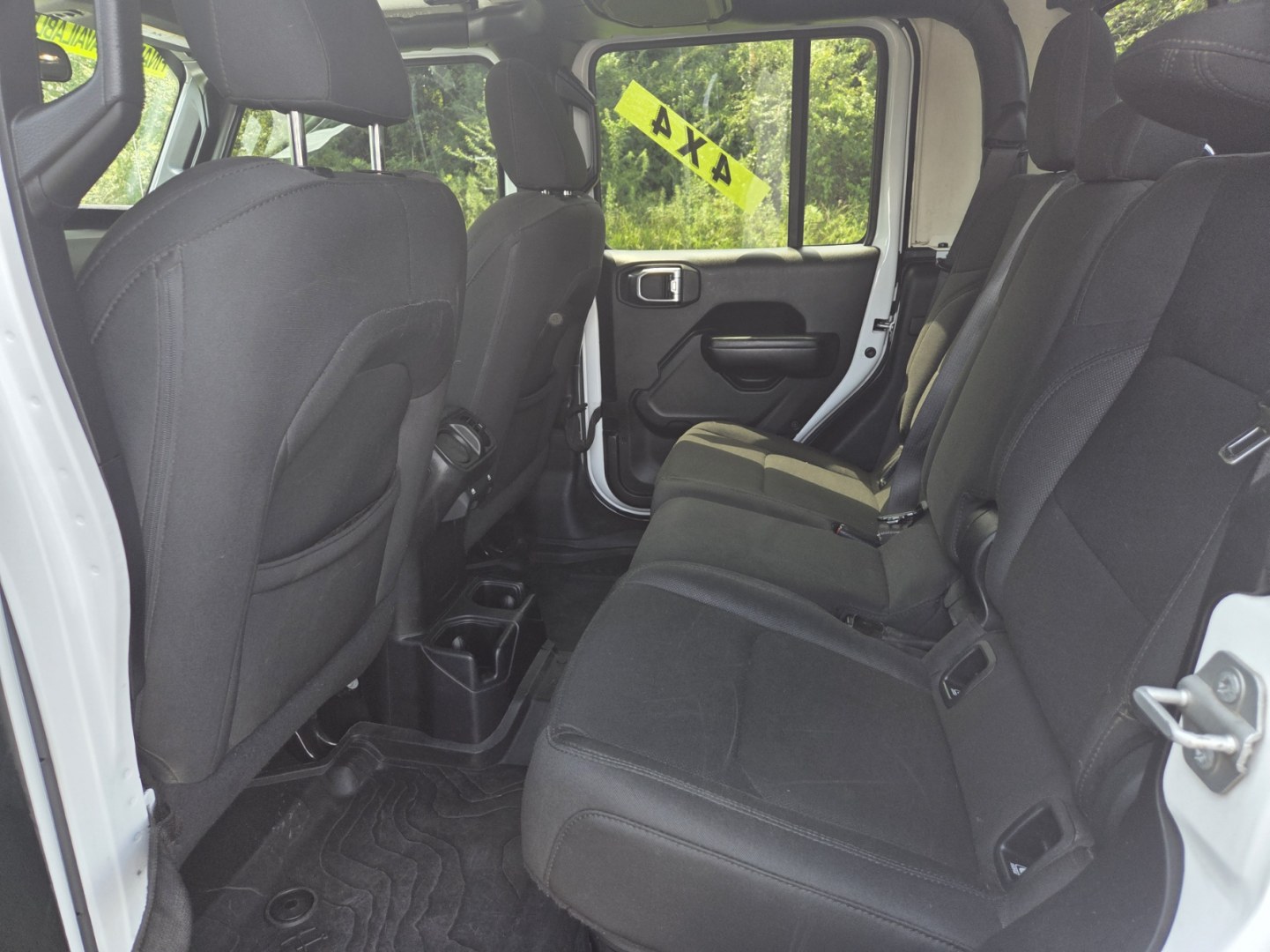 2020 WHITE /Black Jeep Gladiator Sport (1C6HJTAG0LL) with an 3.6L V6 DOHC 24V engine, 6M transmission, located at 1221 Madison St., Shelbyville, TN, 37160, (931) 680-9439, 0.000000, 0.000000- Photo#6