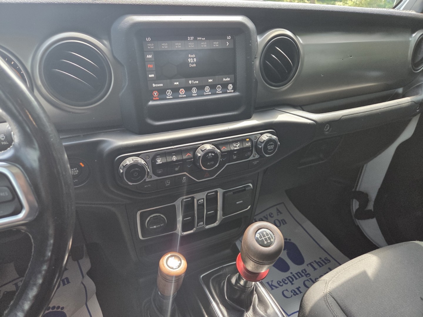 2020 WHITE /Black Jeep Gladiator Sport (1C6HJTAG0LL) with an 3.6L V6 DOHC 24V engine, 6M transmission, located at 1221 Madison St., Shelbyville, TN, 37160, (931) 680-9439, 0.000000, 0.000000- Photo#8