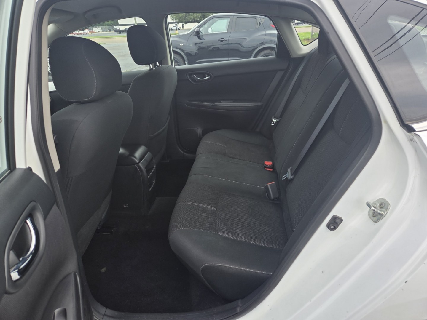 2018 WHITE /Black Nissan Sentra S CVT (3N1AB7AP4JY) with an 1.8L L4 SFI DOHC 16V engine, CVT transmission, located at 1221 Madison St., Shelbyville, TN, 37160, (931) 680-9439, 0.000000, 0.000000- Photo#3