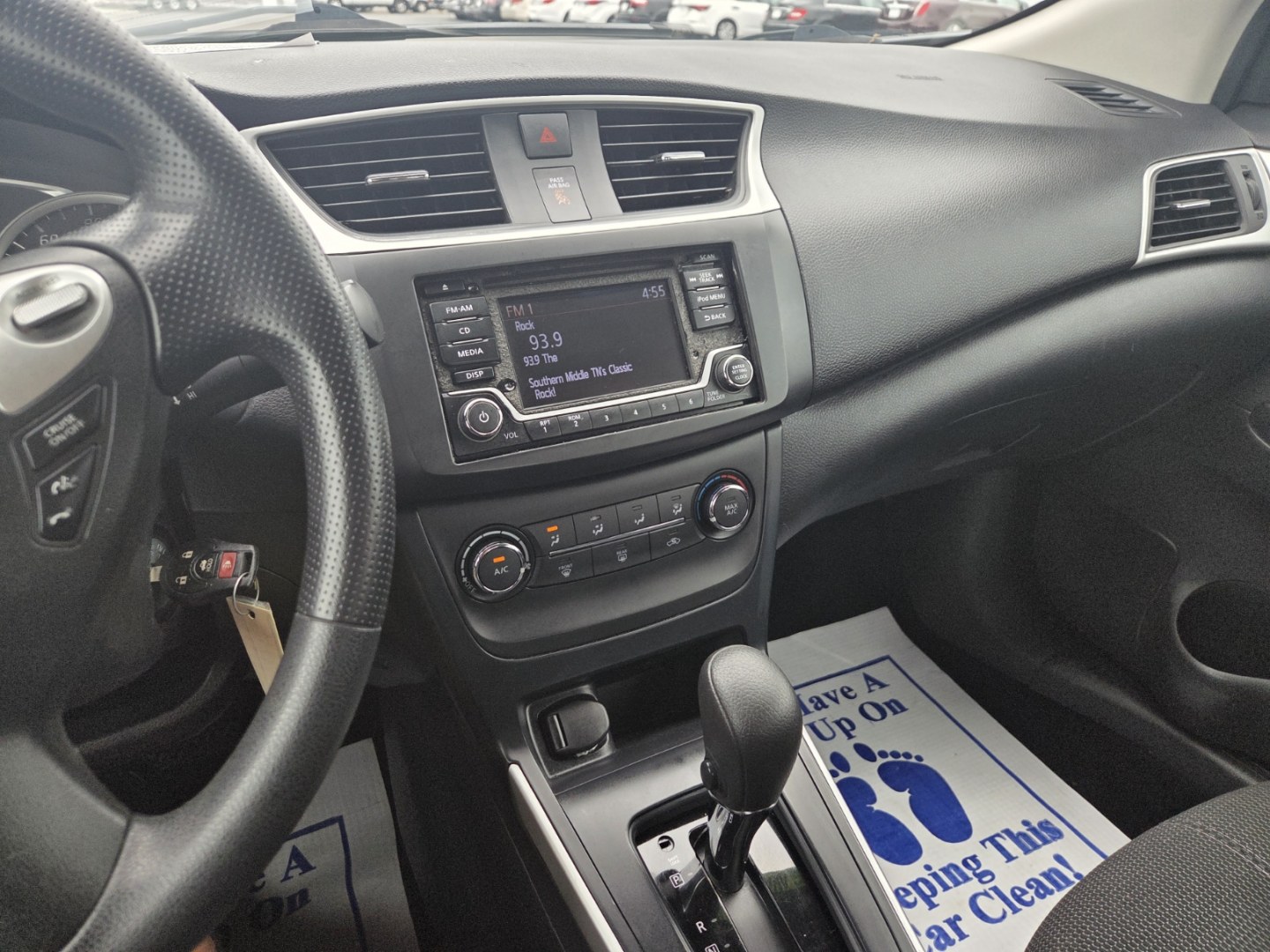 2018 WHITE /Black Nissan Sentra S CVT (3N1AB7AP4JY) with an 1.8L L4 SFI DOHC 16V engine, CVT transmission, located at 1221 Madison St., Shelbyville, TN, 37160, (931) 680-9439, 0.000000, 0.000000- Photo#5
