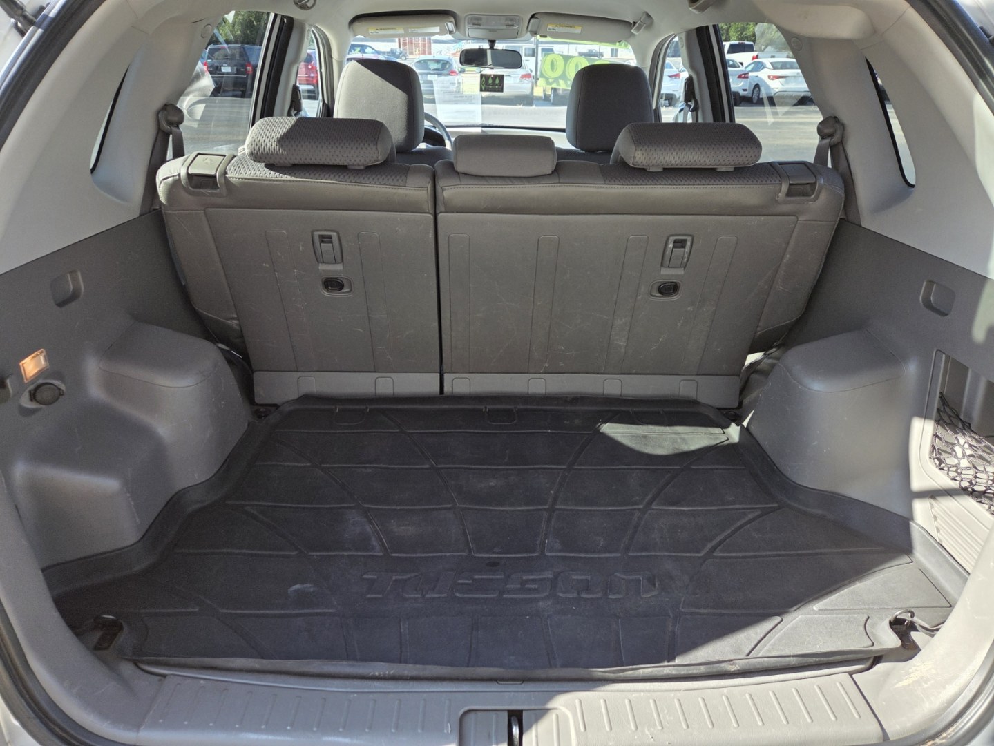 2009 GRAY /Gray Hyundai Tucson GLS 2.0 2WD (KM8JM12B49U) with an 2.0L L4 DOHC 16V engine, located at 1221 Madison St., Shelbyville, TN, 37160, (931) 680-9439, 0.000000, 0.000000- Photo#3