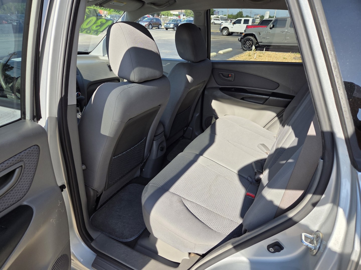 2009 GRAY /Gray Hyundai Tucson GLS 2.0 2WD (KM8JM12B49U) with an 2.0L L4 DOHC 16V engine, located at 1221 Madison St., Shelbyville, TN, 37160, (931) 680-9439, 0.000000, 0.000000- Photo#4