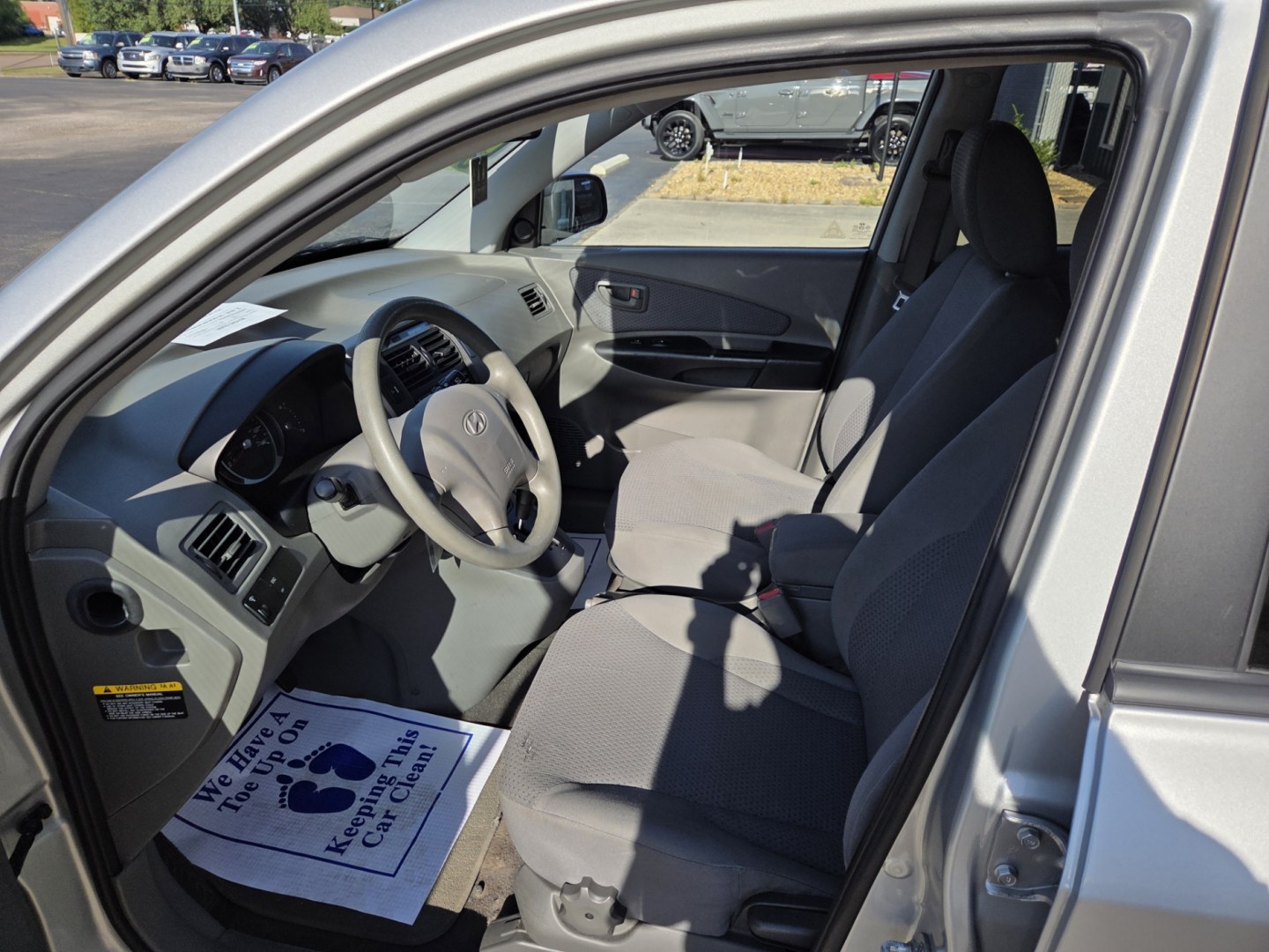 2009 GRAY /Gray Hyundai Tucson GLS 2.0 2WD (KM8JM12B49U) with an 2.0L L4 DOHC 16V engine, located at 1221 Madison St., Shelbyville, TN, 37160, (931) 680-9439, 0.000000, 0.000000- Photo#5