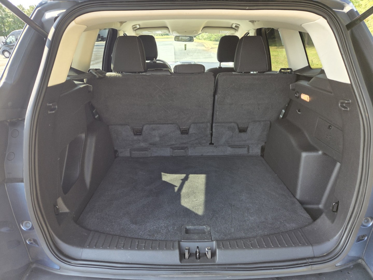 2018 Blue /Gray Ford Escape SE FWD (1FMCU0GD3JU) with an 1.5L L4 DOHC 16V engine, 6A transmission, located at 1221 Madison St., Shelbyville, TN, 37160, (931) 680-9439, 0.000000, 0.000000- Photo#3