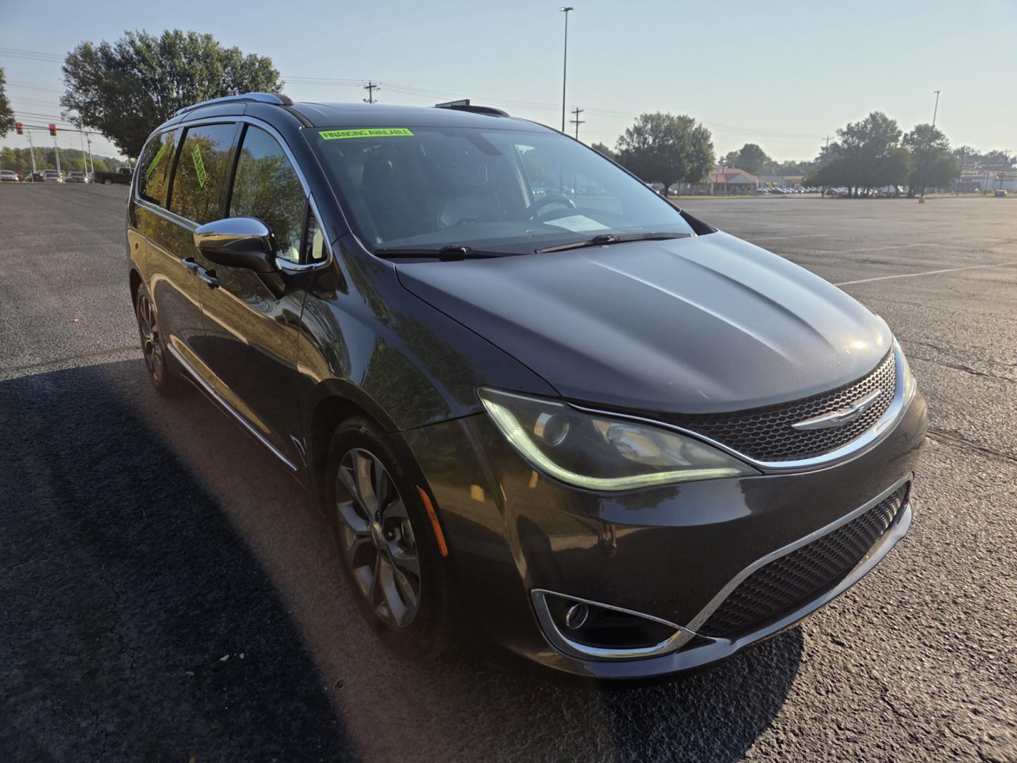 2018 GRAY /Black Chrysler Pacifica Limited (2C4RC1GG5JR) with an 3.6L V6 DOHC 24V engine, 9A transmission, located at 1221 Madison St., Shelbyville, TN, 37160, (931) 680-9439, 0.000000, 0.000000- Photo#1