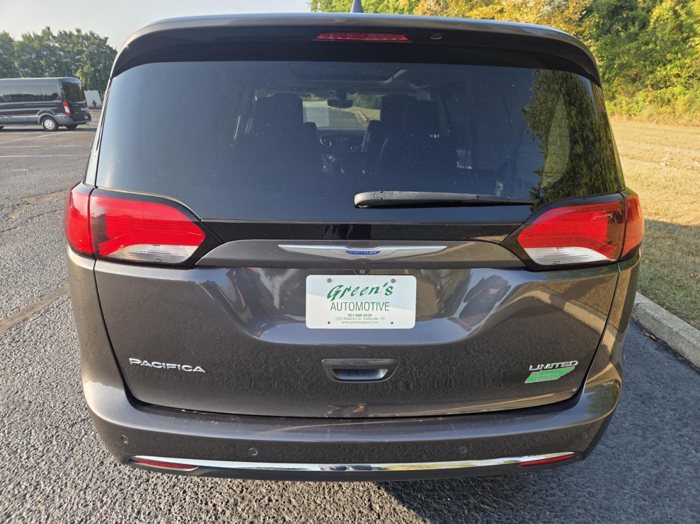 2018 GRAY /Black Chrysler Pacifica Limited (2C4RC1GG5JR) with an 3.6L V6 DOHC 24V engine, 9A transmission, located at 1221 Madison St., Shelbyville, TN, 37160, (931) 680-9439, 0.000000, 0.000000- Photo#2