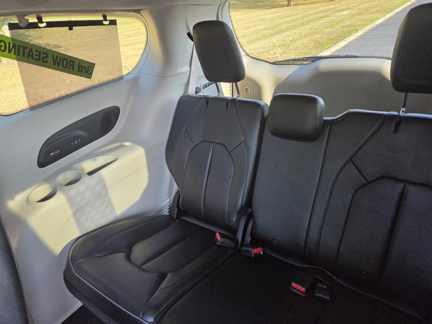 2018 GRAY /Black Chrysler Pacifica Limited (2C4RC1GG5JR) with an 3.6L V6 DOHC 24V engine, 9A transmission, located at 1221 Madison St., Shelbyville, TN, 37160, (931) 680-9439, 0.000000, 0.000000- Photo#5
