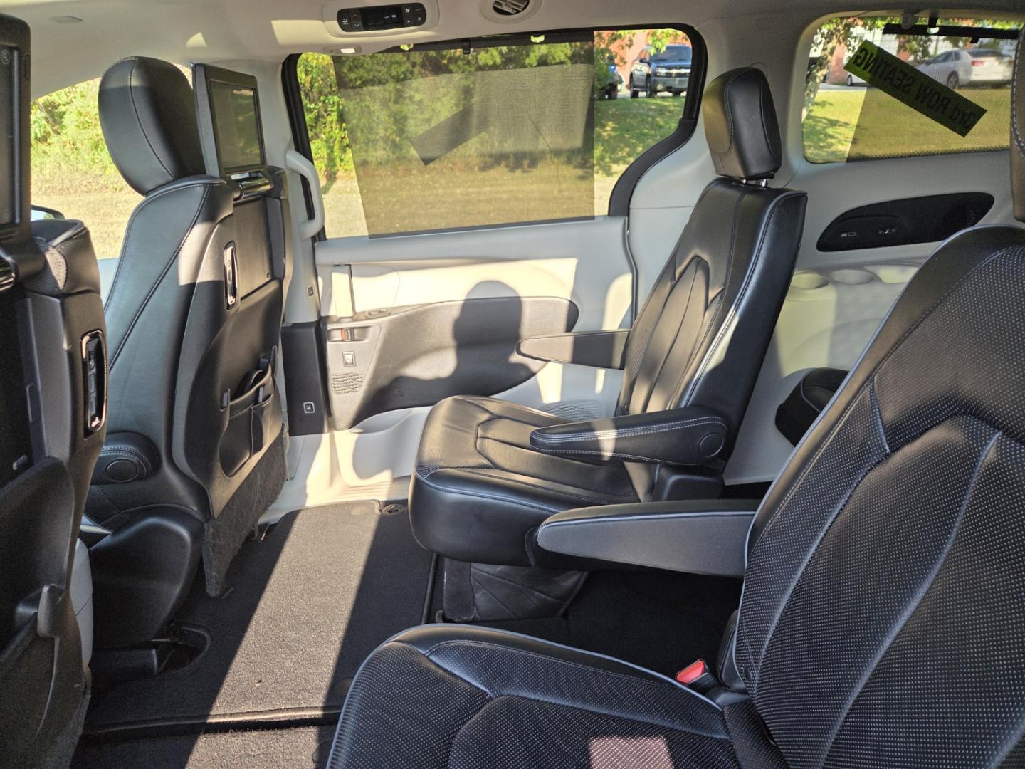 2018 GRAY /Black Chrysler Pacifica Limited (2C4RC1GG5JR) with an 3.6L V6 DOHC 24V engine, 9A transmission, located at 1221 Madison St., Shelbyville, TN, 37160, (931) 680-9439, 0.000000, 0.000000- Photo#6
