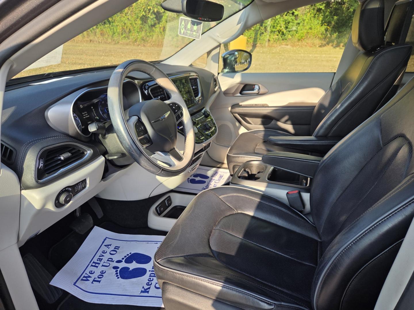 2018 GRAY /Black Chrysler Pacifica Limited (2C4RC1GG5JR) with an 3.6L V6 DOHC 24V engine, 9A transmission, located at 1221 Madison St., Shelbyville, TN, 37160, (931) 680-9439, 0.000000, 0.000000- Photo#8