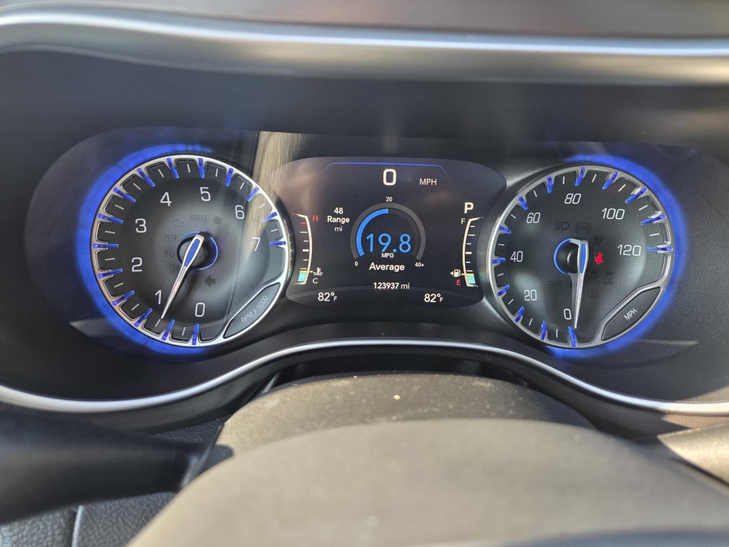 2018 GRAY /Black Chrysler Pacifica Limited (2C4RC1GG5JR) with an 3.6L V6 DOHC 24V engine, 9A transmission, located at 1221 Madison St., Shelbyville, TN, 37160, (931) 680-9439, 0.000000, 0.000000- Photo#10