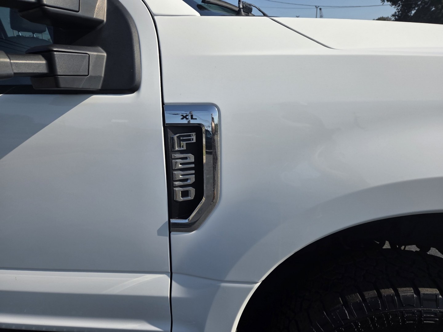 2020 WHITE /Gray Ford F-250 SD XL SuperCab Long Bed 4WD (1FT7X2B63LE) with an 6.2L V8 OHV 16V engine, 6A transmission, located at 1221 Madison St., Shelbyville, TN, 37160, (931) 680-9439, 0.000000, 0.000000- Photo#2
