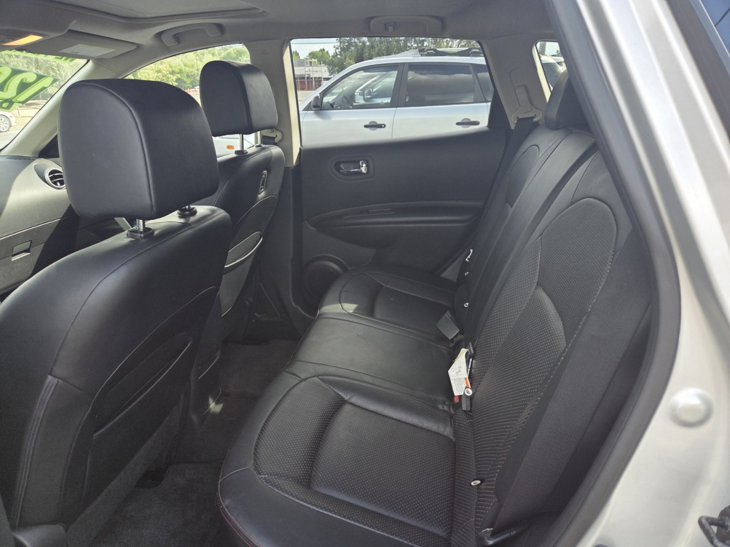 2012 SILVER /Black Nissan Rogue SV FWD (JN8AS5MTXCW) with an 2.5L L4 DOHC 16V engine, Continuously Variable Transmission transmission, located at 1221 Madison St., Shelbyville, TN, 37160, (931) 680-9439, 0.000000, 0.000000- Photo#4