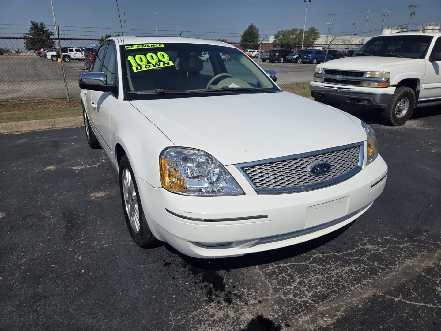 2005 WHITE /Beige Ford Five Hundred Limited (1FAHP25175G) with an 3.0L V6 DOHC 24V engine, 6A OD transmission, located at 1221 Madison St., Shelbyville, TN, 37160, (931) 680-9439, 0.000000, 0.000000- Photo#1