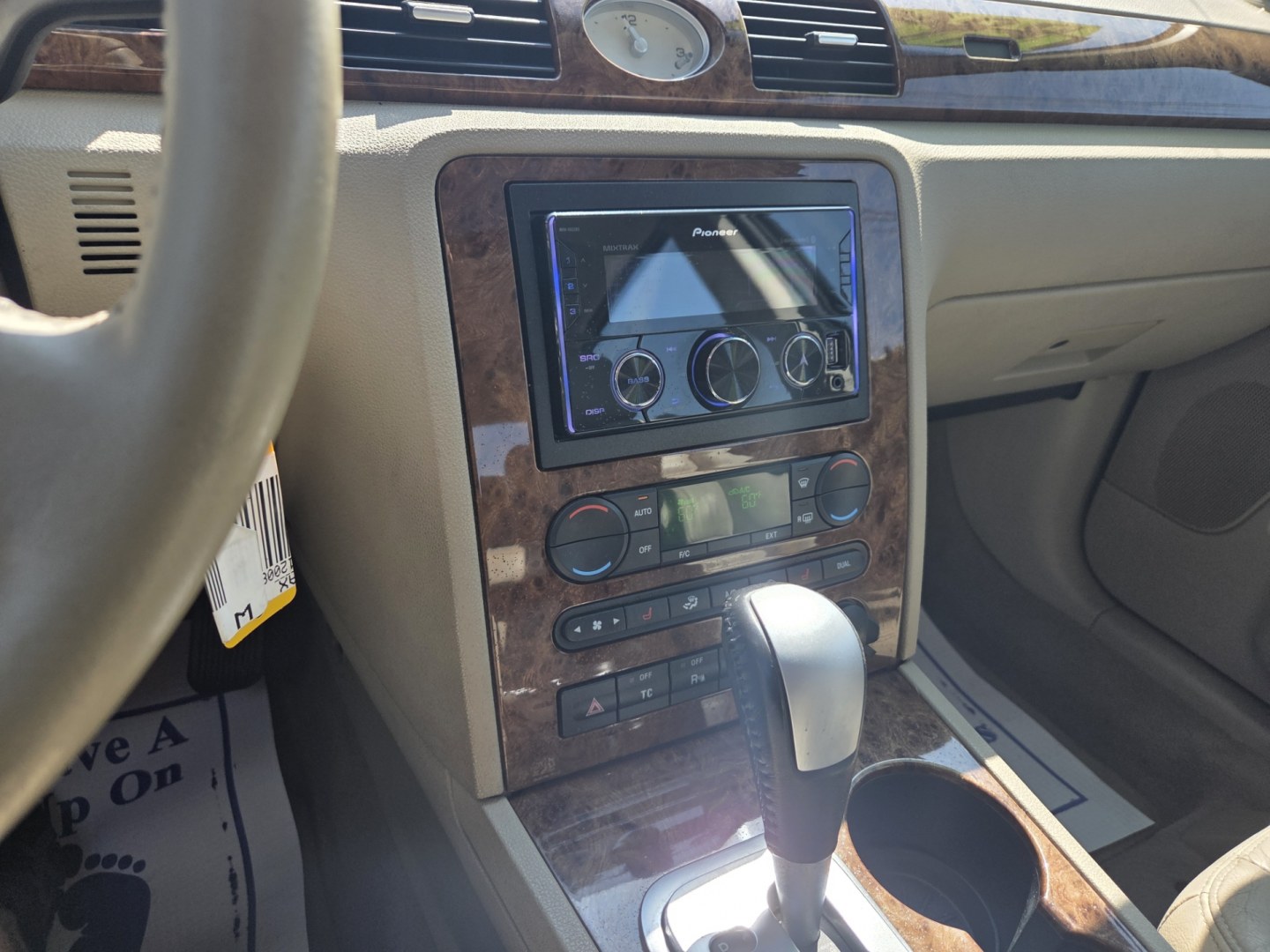 2005 WHITE /Beige Ford Five Hundred Limited (1FAHP25175G) with an 3.0L V6 DOHC 24V engine, 6A OD transmission, located at 1221 Madison St., Shelbyville, TN, 37160, (931) 680-9439, 0.000000, 0.000000- Photo#7