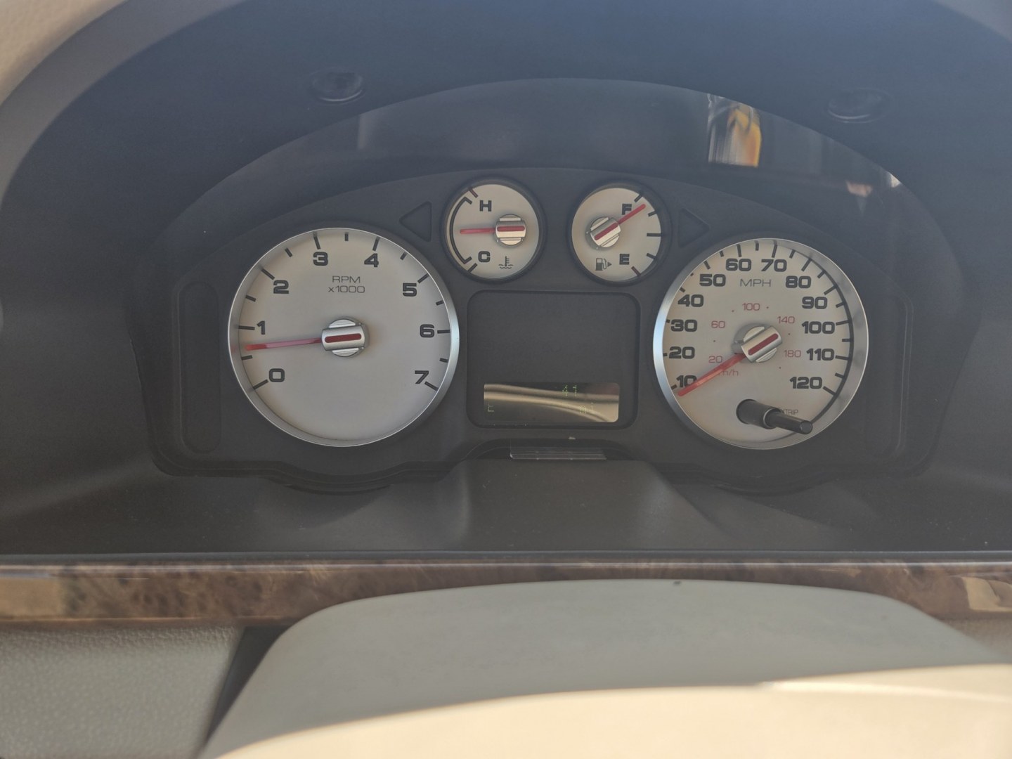 2005 WHITE /Beige Ford Five Hundred Limited (1FAHP25175G) with an 3.0L V6 DOHC 24V engine, 6A OD transmission, located at 1221 Madison St., Shelbyville, TN, 37160, (931) 680-9439, 0.000000, 0.000000- Photo#8