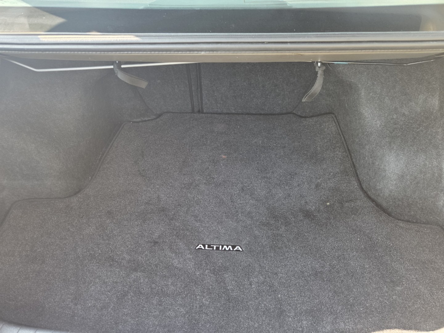 2015 SILVER /Black Nissan Altima 2.5 S (1N4AL3AP7FC) with an 2.5L L4 DOHC 16V engine, CVT transmission, located at 1221 Madison St., Shelbyville, TN, 37160, (931) 680-9439, 0.000000, 0.000000- Photo#3