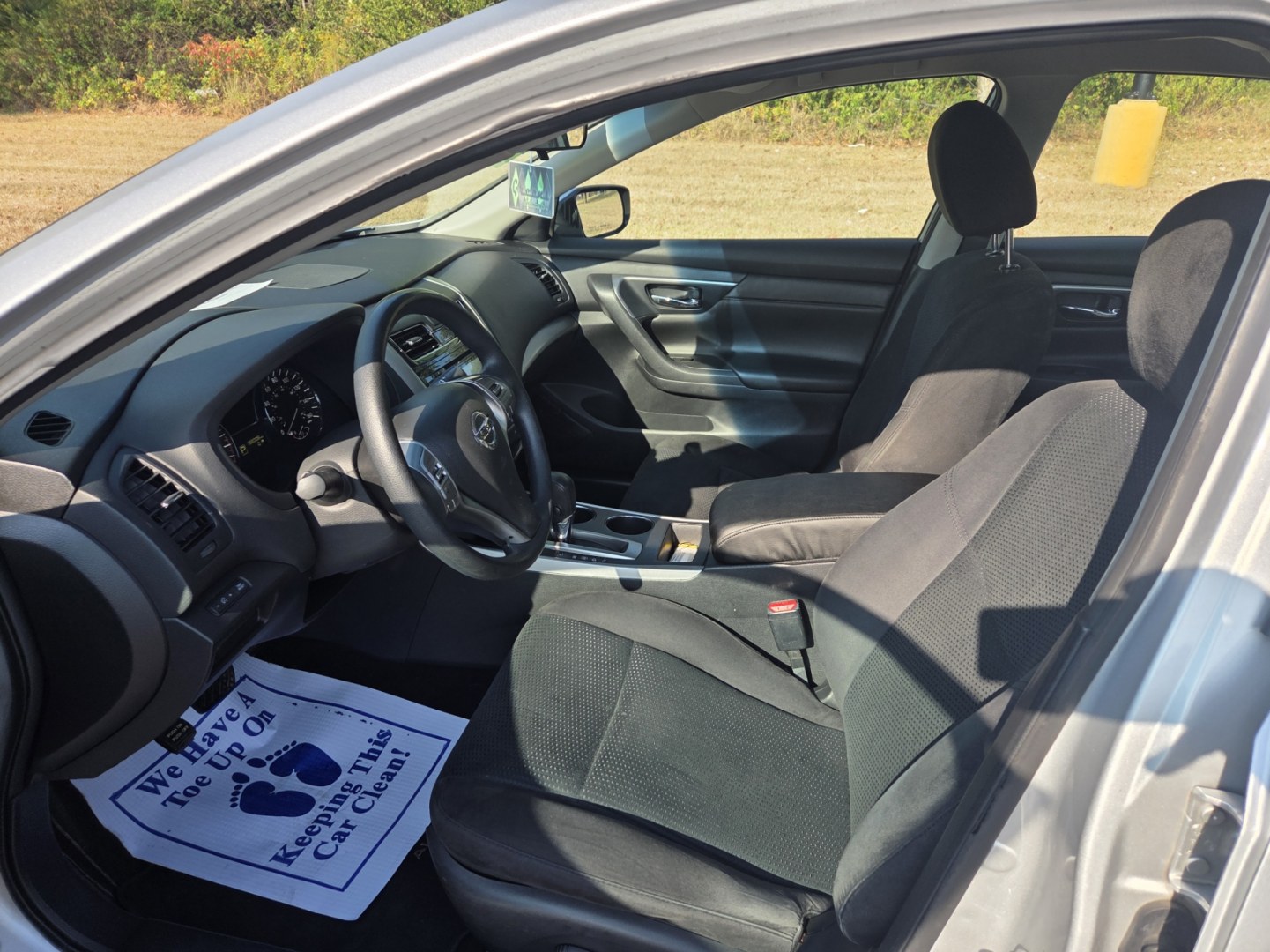2015 SILVER /Black Nissan Altima 2.5 S (1N4AL3AP7FC) with an 2.5L L4 DOHC 16V engine, CVT transmission, located at 1221 Madison St., Shelbyville, TN, 37160, (931) 680-9439, 0.000000, 0.000000- Photo#5