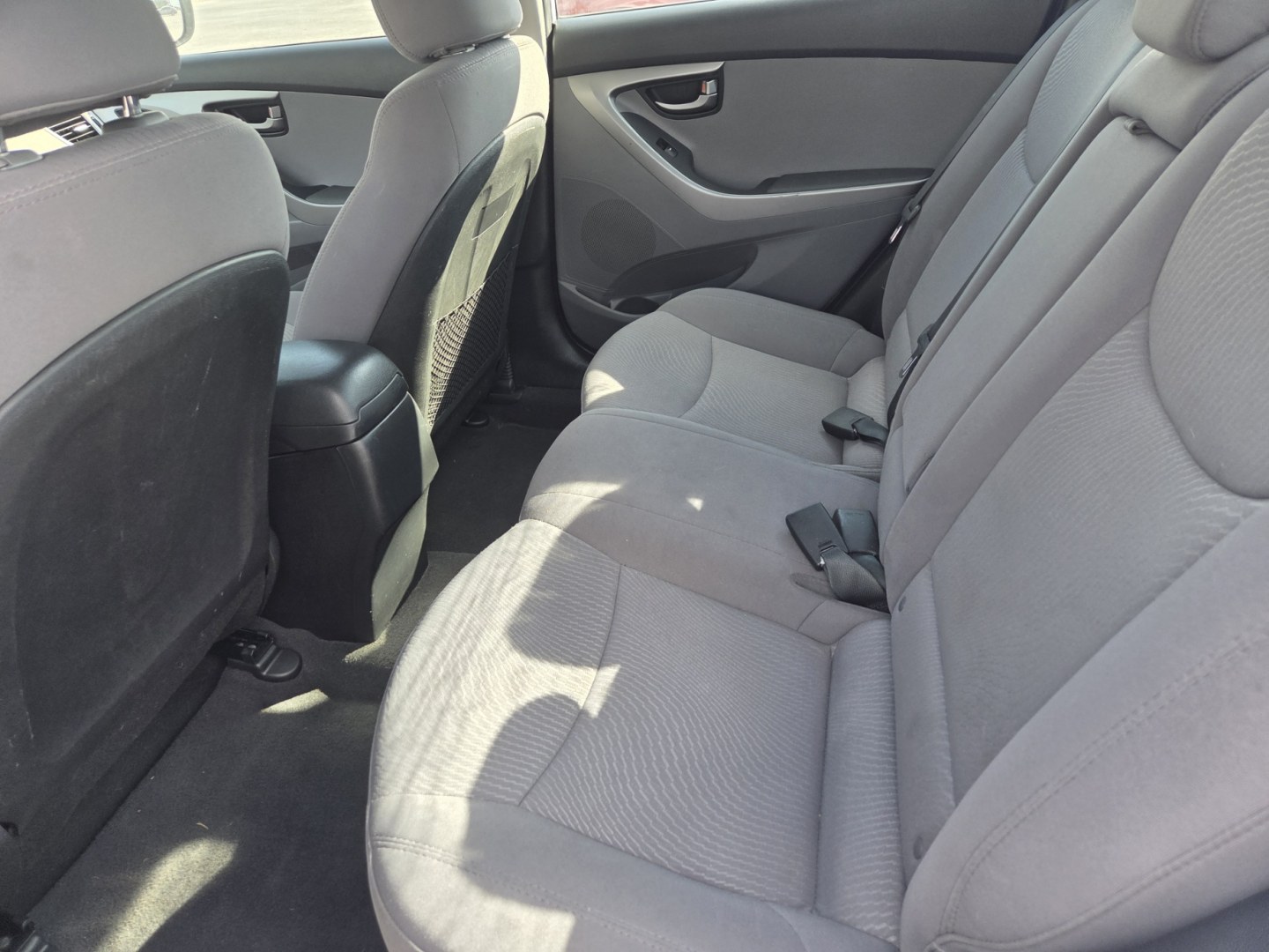 2015 WHITE /Gray Hyundai Elantra SE (5NPDH4AE3FH) with an 1.8L L4 DOHC 16V engine, 6A transmission, located at 1221 Madison St., Shelbyville, TN, 37160, (931) 680-9439, 0.000000, 0.000000- Photo#4