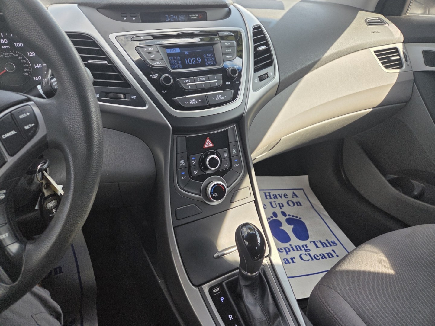 2015 WHITE /Gray Hyundai Elantra SE (5NPDH4AE3FH) with an 1.8L L4 DOHC 16V engine, 6A transmission, located at 1221 Madison St., Shelbyville, TN, 37160, (931) 680-9439, 0.000000, 0.000000- Photo#6