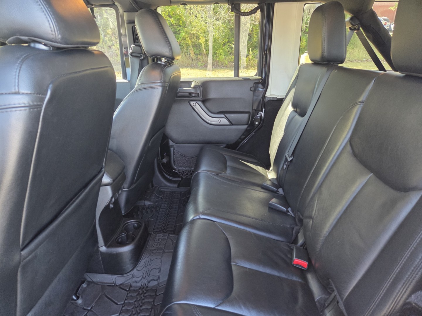 2013 BLACK /Black Jeep Wrangler Unlimited Sahara 4WD (1C4HJWEG1DL) with an 3.6L V6 DOHC 24V FFV engine, located at 1221 Madison St., Shelbyville, TN, 37160, (931) 680-9439, 0.000000, 0.000000- Photo#4