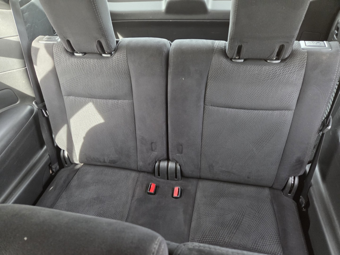 2015 SILVER /Black Nissan Pathfinder S 4WD (5N1AR2MM6FC) with an 3.5L V6 DOHC 24V engine, Continuously Variable Transmission transmission, located at 1221 Madison St., Shelbyville, TN, 37160, (931) 680-9439, 0.000000, 0.000000- Photo#4
