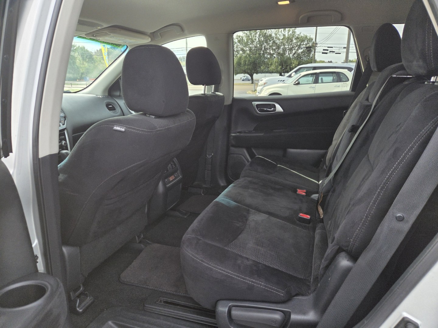 2015 SILVER /Black Nissan Pathfinder S 4WD (5N1AR2MM6FC) with an 3.5L V6 DOHC 24V engine, Continuously Variable Transmission transmission, located at 1221 Madison St., Shelbyville, TN, 37160, (931) 680-9439, 0.000000, 0.000000- Photo#5