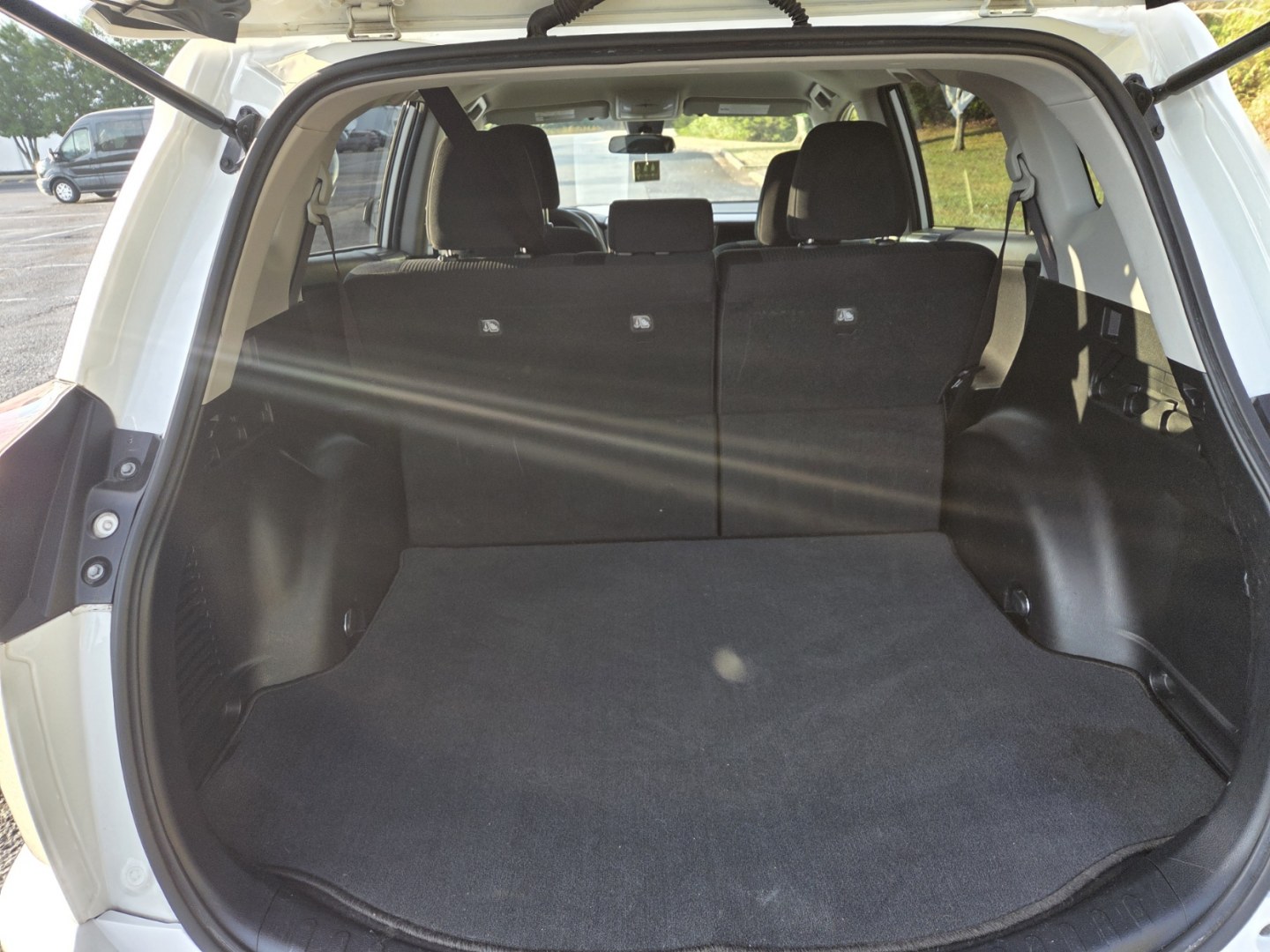 2017 WHITE /Black Toyota RAV4 LE FWD (JTMZFREV8HJ) with an 2.5L L4 DOHC 16V engine, 6A transmission, located at 1221 Madison St., Shelbyville, TN, 37160, (931) 680-9439, 0.000000, 0.000000- Photo#3